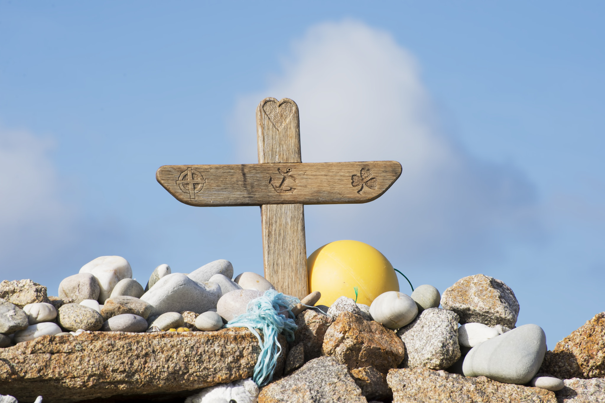 Nikon D600 + Nikon AF-S Nikkor 70-300mm F4.5-5.6G VR sample photo. Wooden cross (1) photography