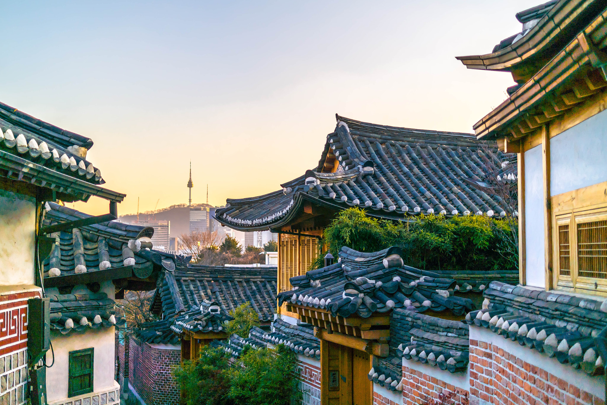 Samsung NX300M + Samsung NX 30mm F2 Pancake sample photo. Hanok of seoul photography