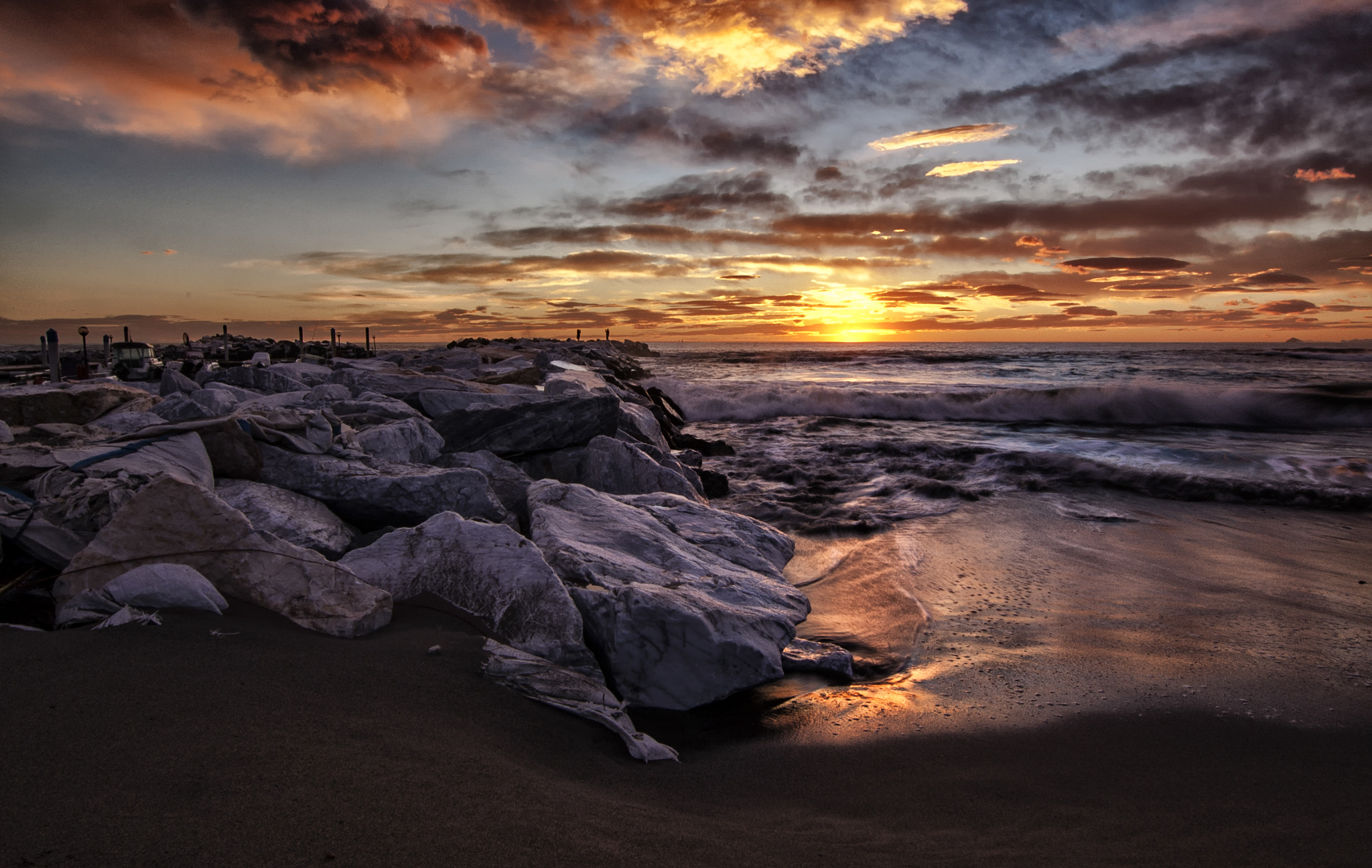 Nikon D50 + Sigma 10-20mm F3.5 EX DC HSM sample photo. Colorful beach photography