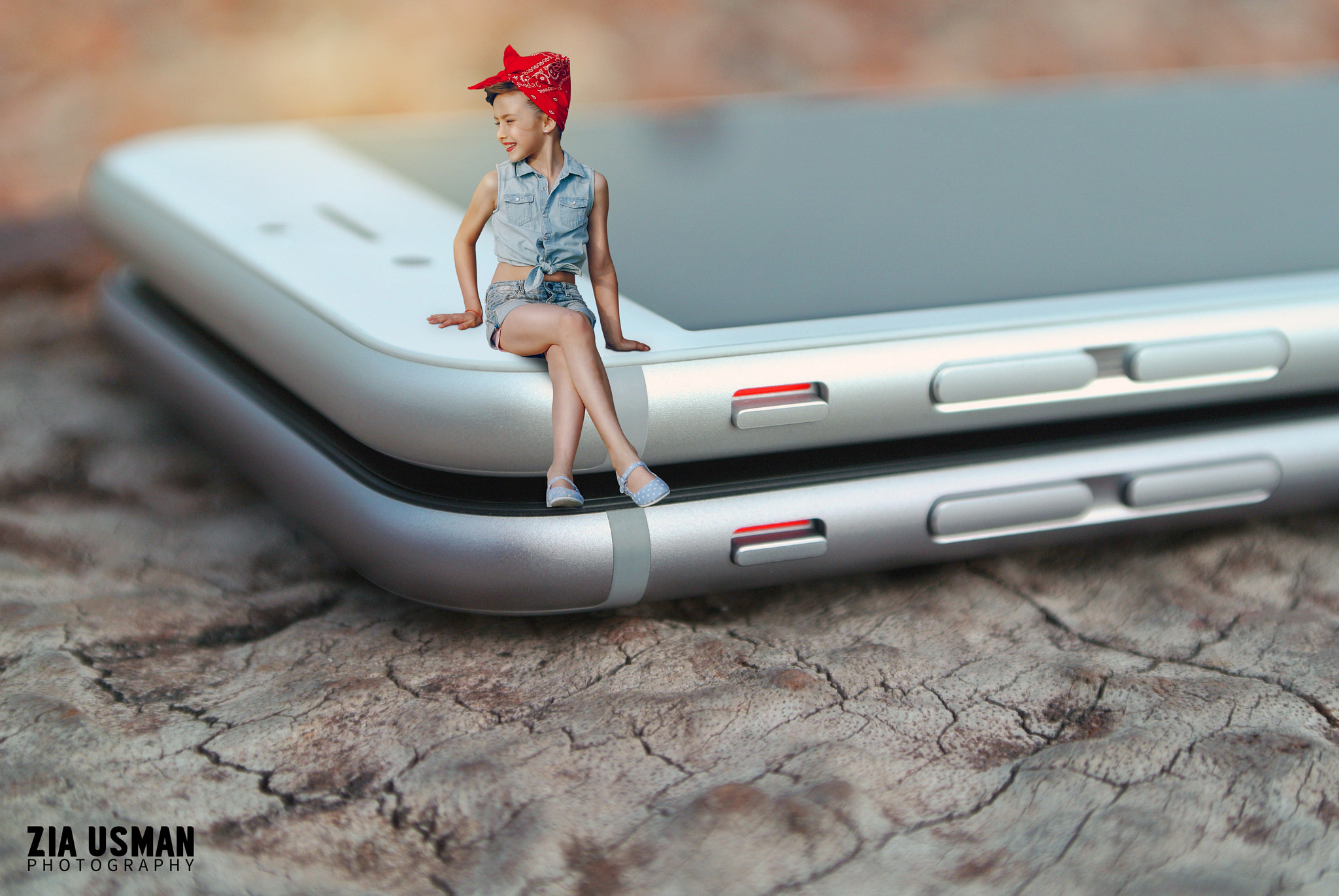 Nikon 1 Nikkor VR 10-30mm F3.5-5.6 sample photo. Little world - little girl sitting on iphone photography