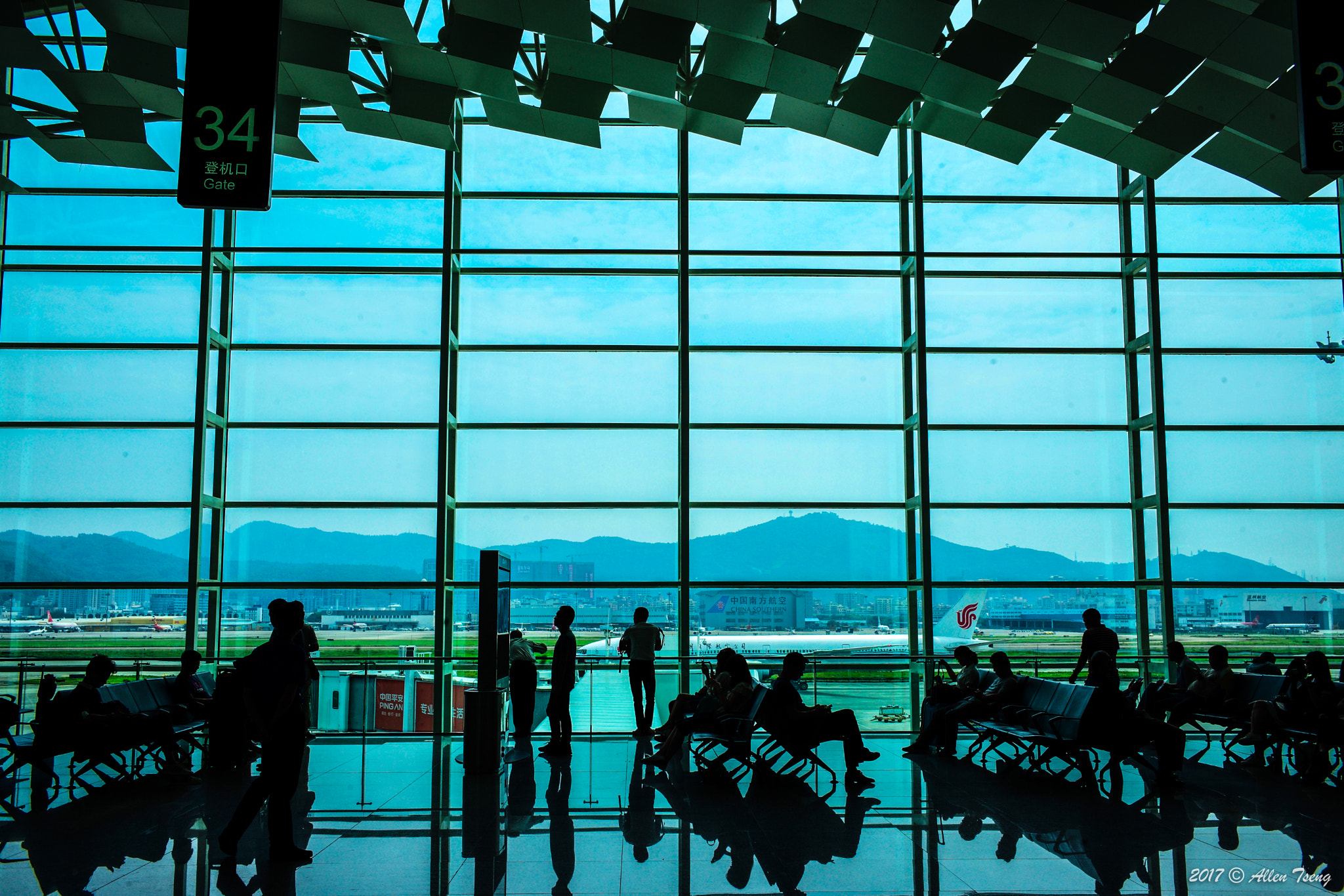 Summicron-M 1:2/35 ASPH. sample photo. Waiting in the airport photography