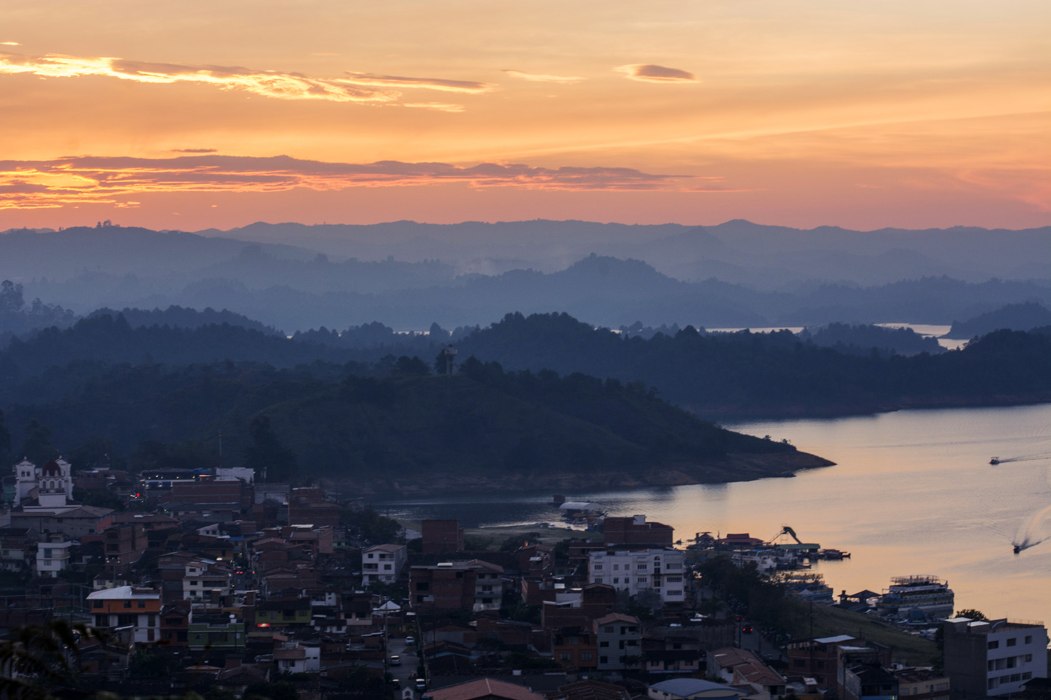 Nikon D7100 + Sigma 70-200mm F2.8 EX DG Macro HSM II sample photo. Atardecer guatapé photography