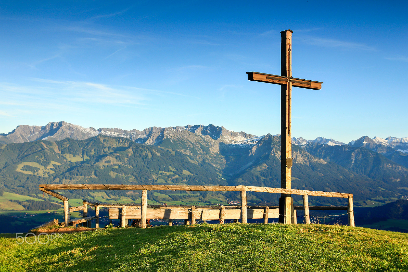 Canon EOS 550D (EOS Rebel T2i / EOS Kiss X4) sample photo. Wooden summit cross with scenic view to mountain range photography