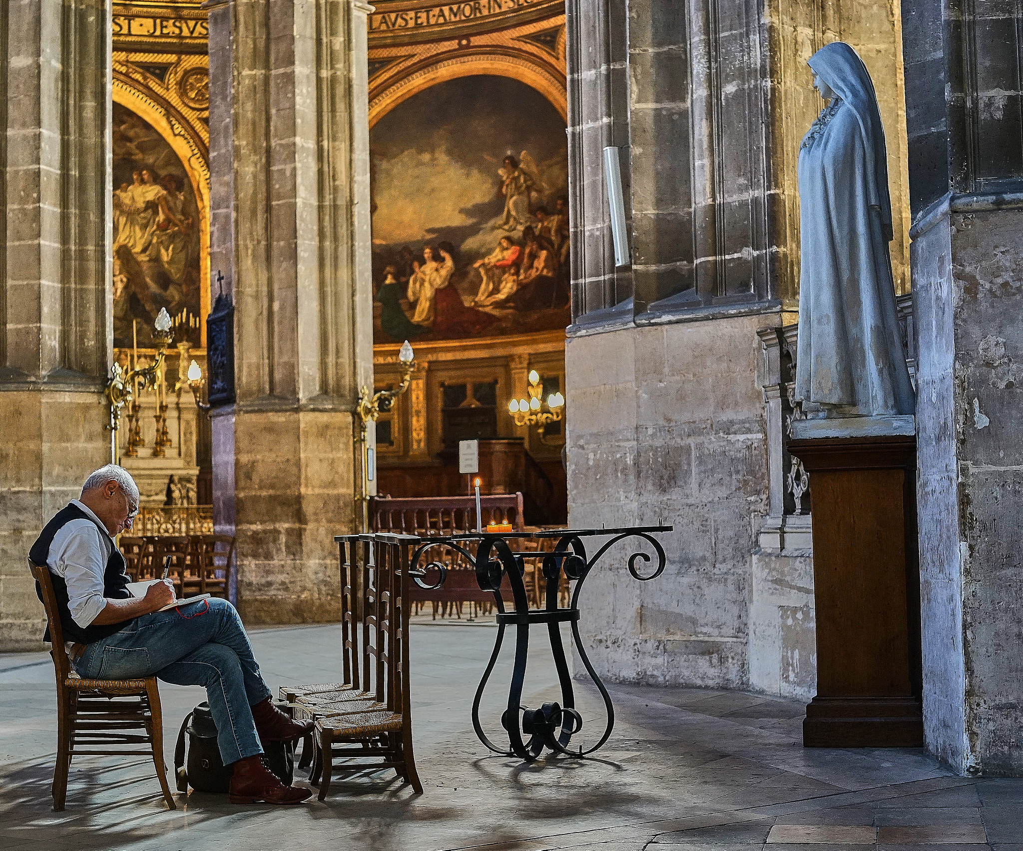 Sony Planar T* 50mm F1.4 ZA SSM sample photo. Man in church photography