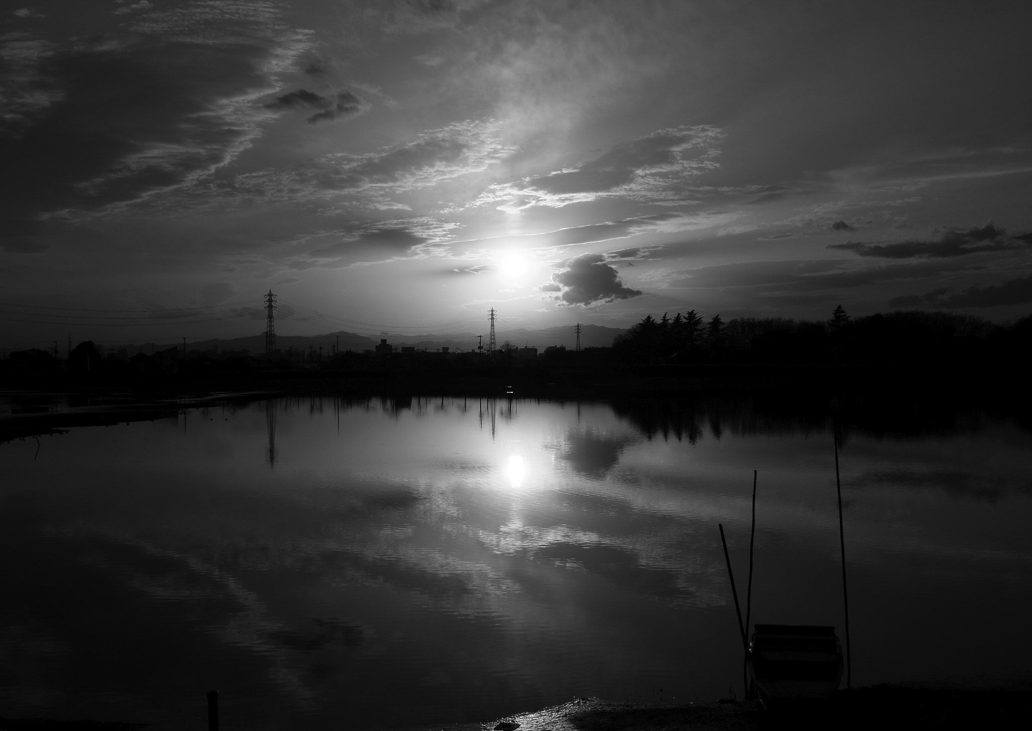 Canon EOS 100D (EOS Rebel SL1 / EOS Kiss X7) + Canon EF-S 24mm F2.8 STM sample photo. Sunset lake monochrome ver photography