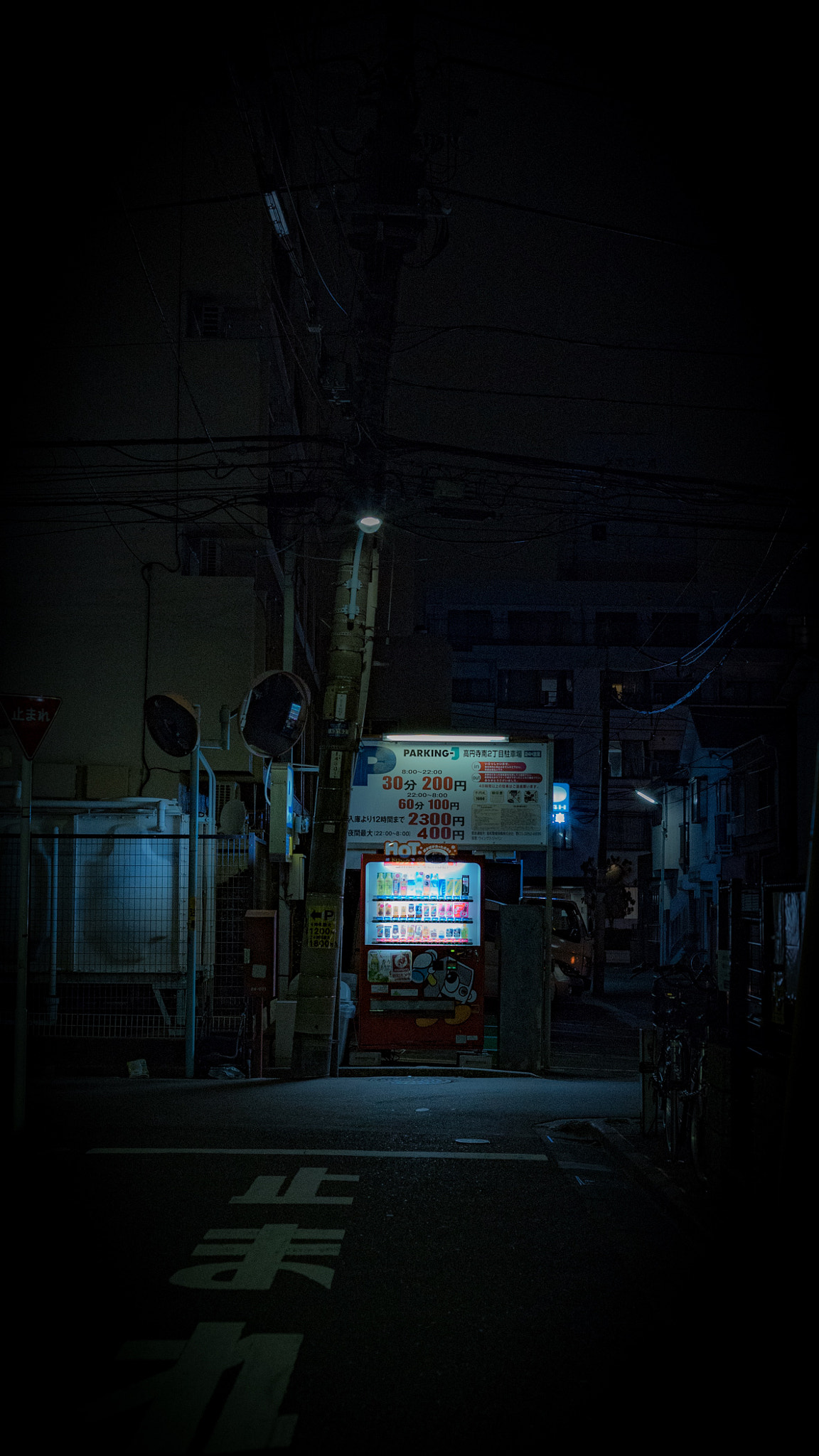 E 50mm F2 sample photo. Tokyo photography