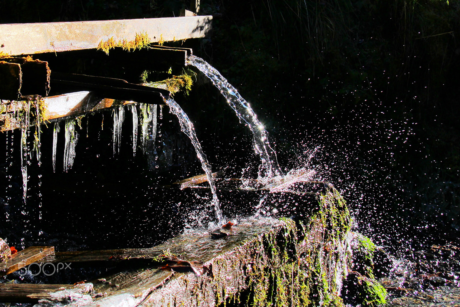 Canon EF-S 18-200mm F3.5-5.6 IS sample photo. Icicle shower photography