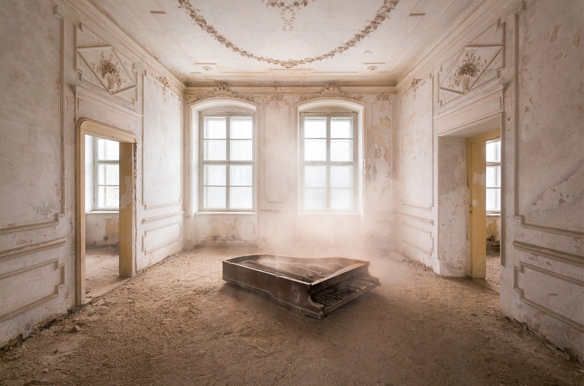 Canon EOS 650D (EOS Rebel T4i / EOS Kiss X6i) sample photo. Piano in the dust. photography