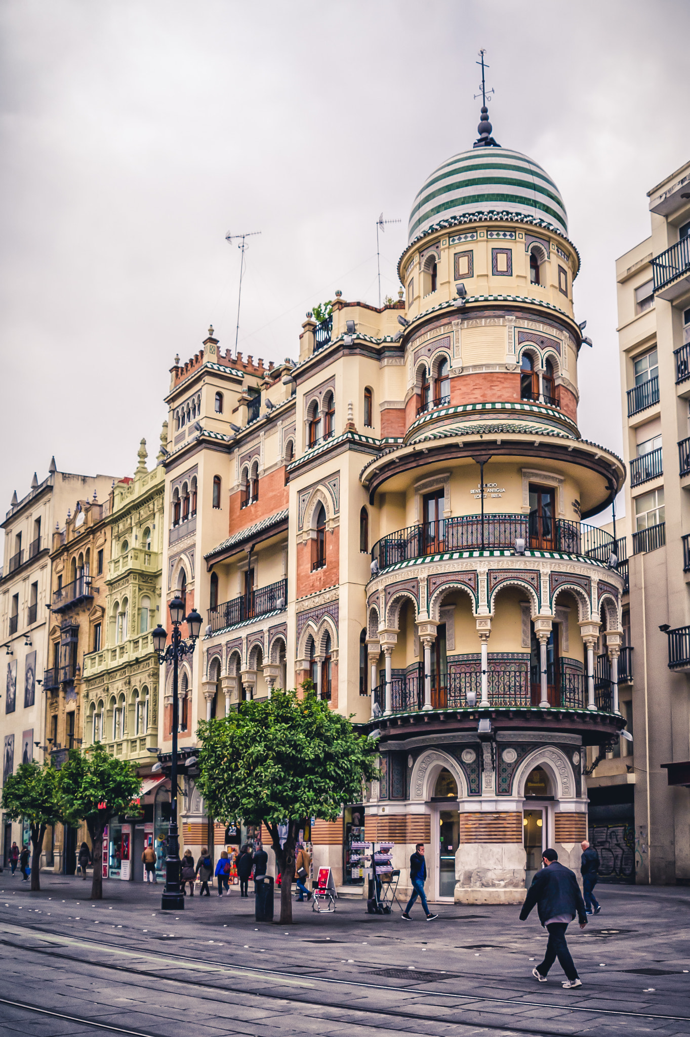 Samsung NX10 sample photo. Seville city photography