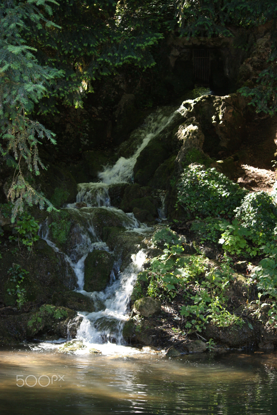 Canon EF-S 55-250mm F4-5.6 IS sample photo. Waterfall in villa reale photography