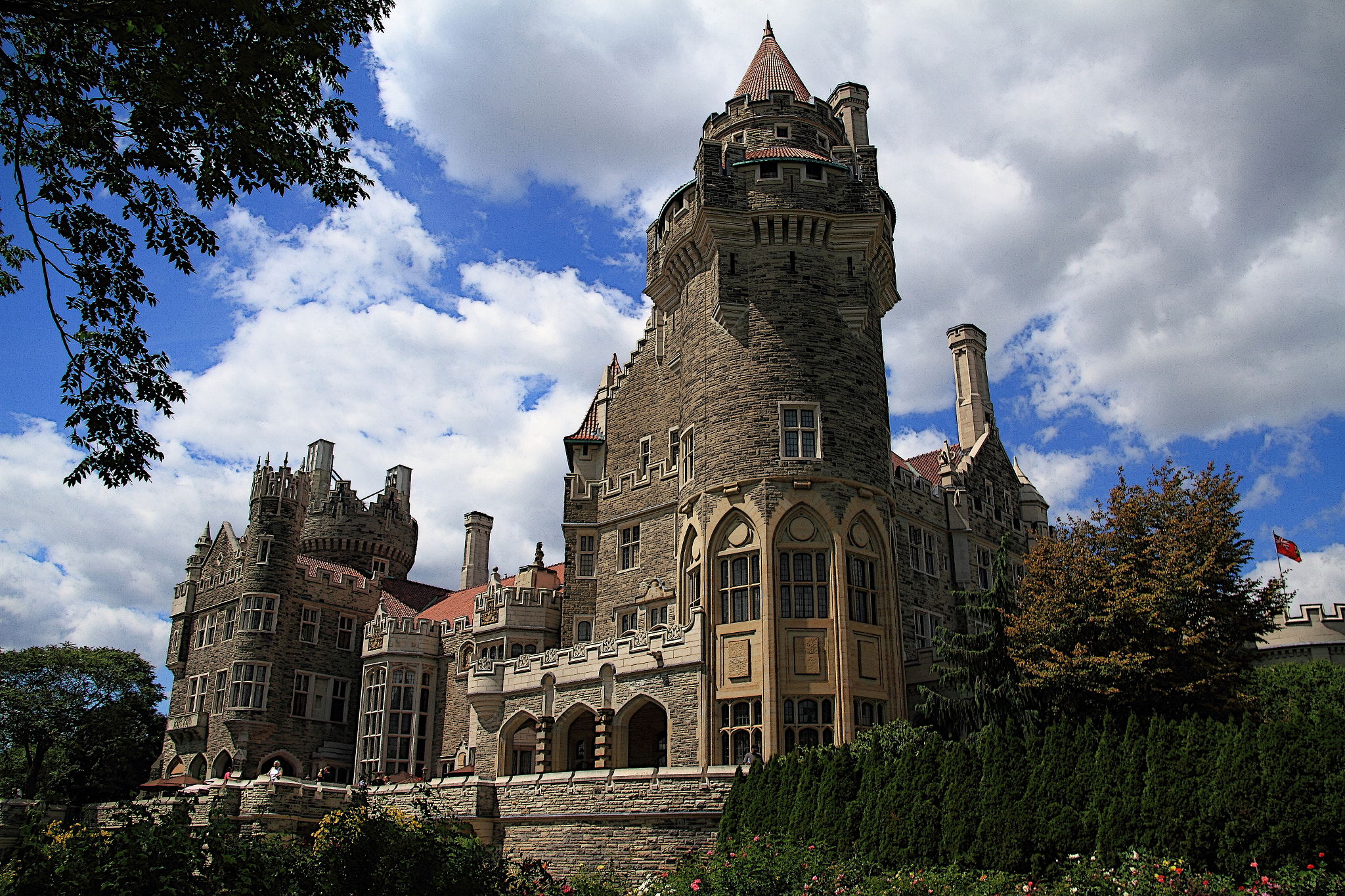 Canon EOS 7D + Canon EF-S 18-200mm F3.5-5.6 IS sample photo. Casa loma castle photography