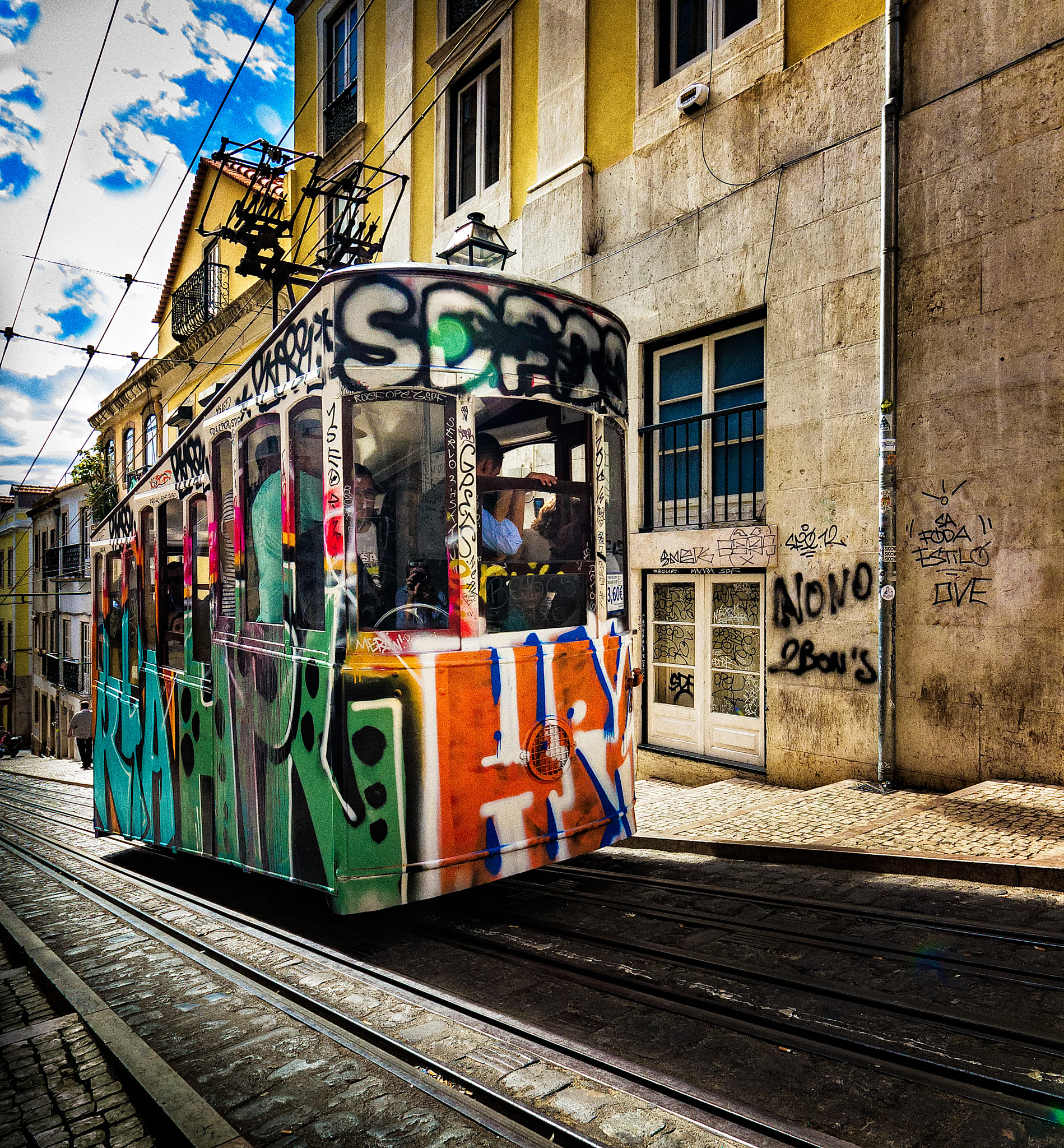 Canon EOS 550D (EOS Rebel T2i / EOS Kiss X4) sample photo. Lisbon tram. photography