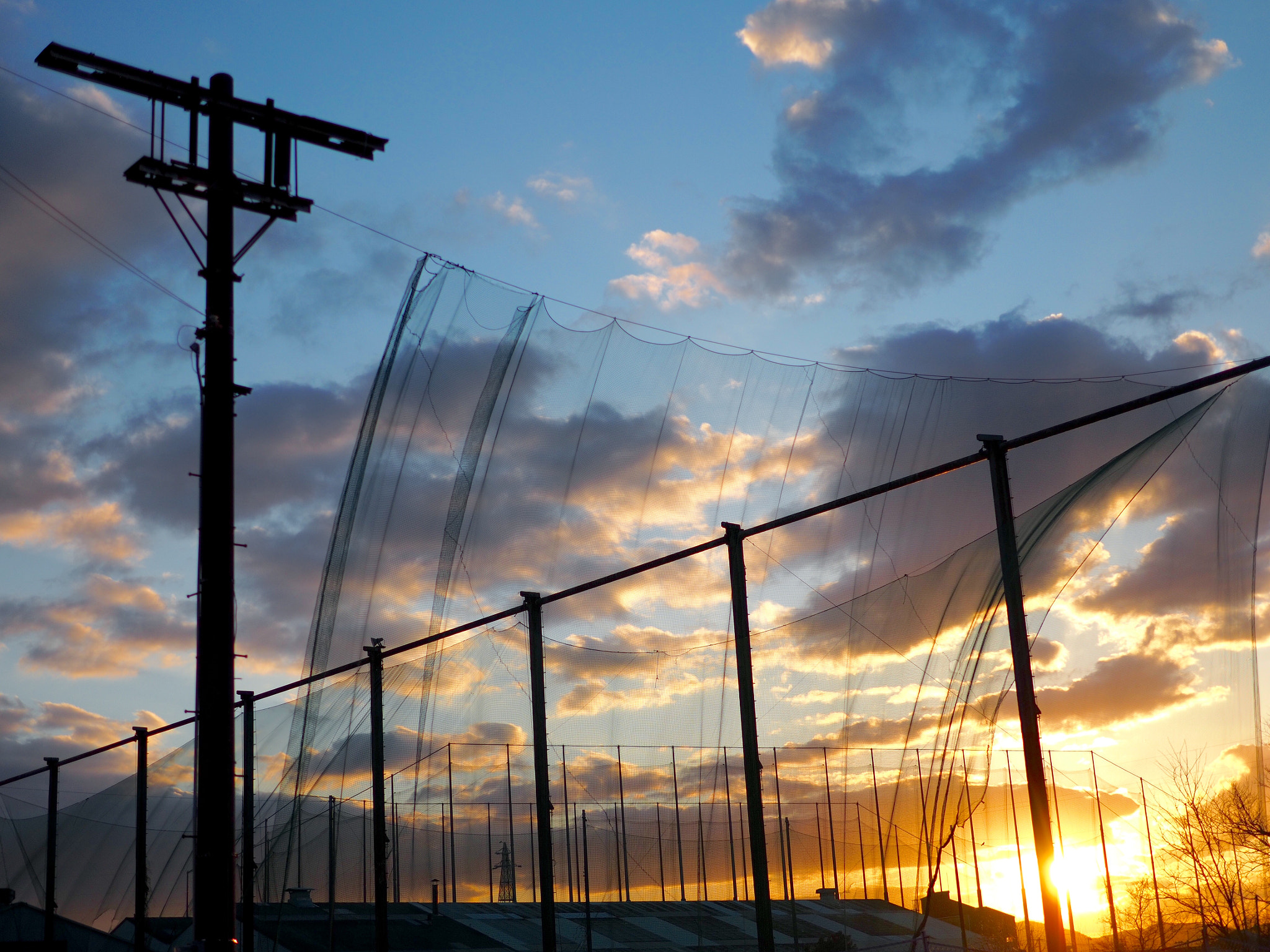 Olympus OM-D E-M5 II + Panasonic Leica DG Summilux 25mm F1.4 II ASPH sample photo. Sunset at the driving range photography