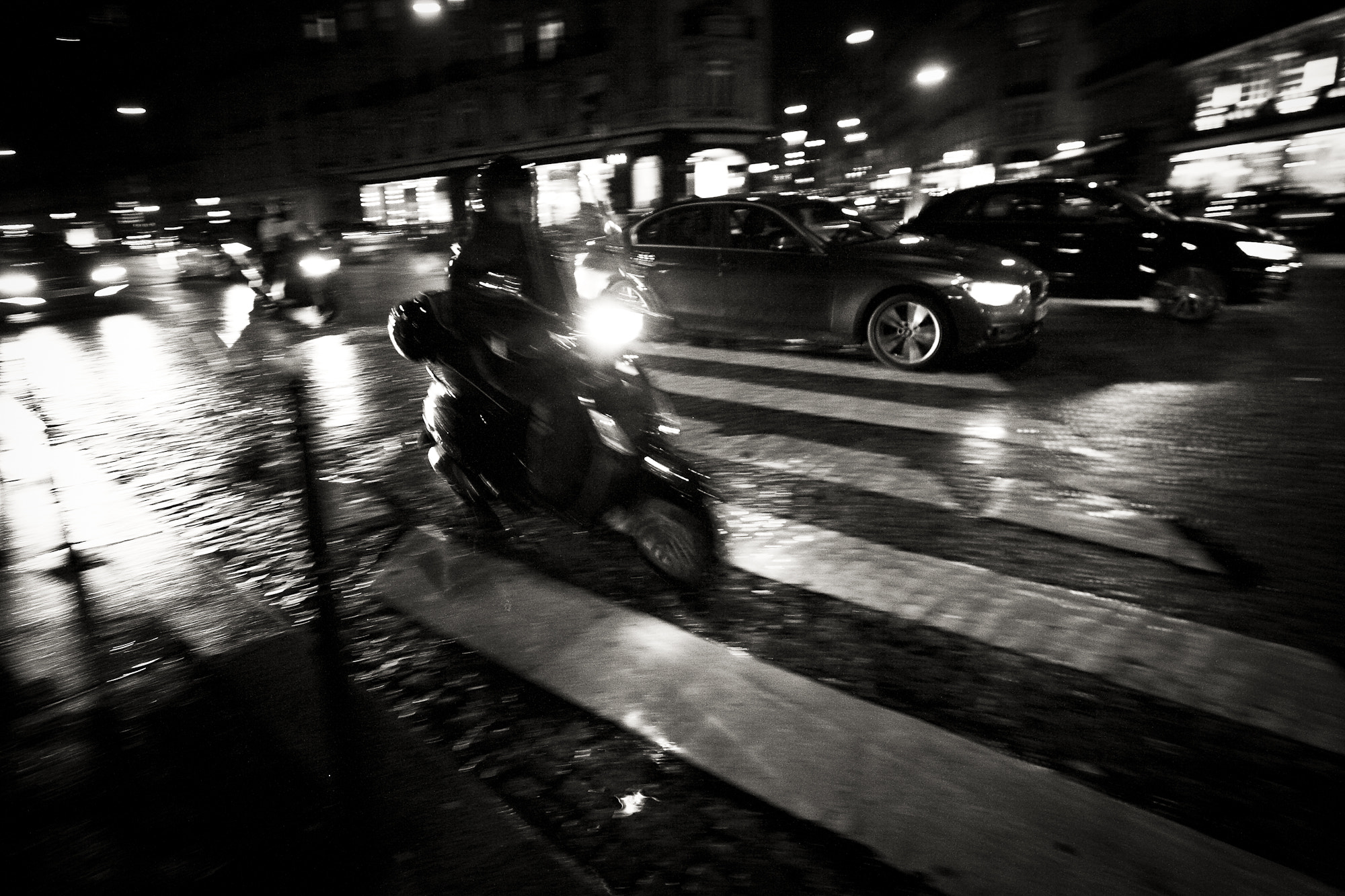 Canon EOS 400D (EOS Digital Rebel XTi / EOS Kiss Digital X) sample photo. Night and rain photography