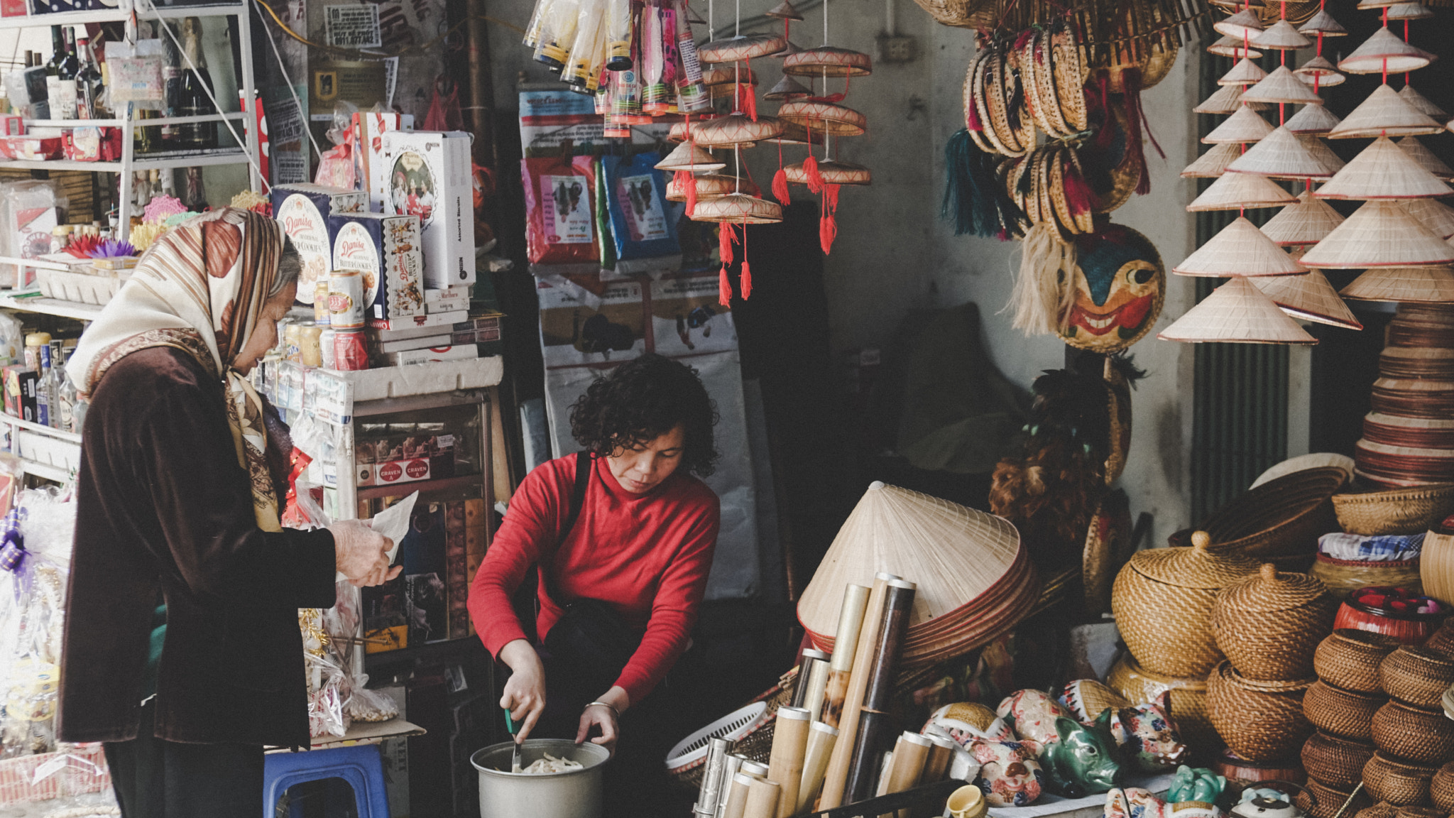 Sony a6300 + Sony Vario-Tessar T* E 16-70mm F4 ZA OSS sample photo. Small shop at the corner photography