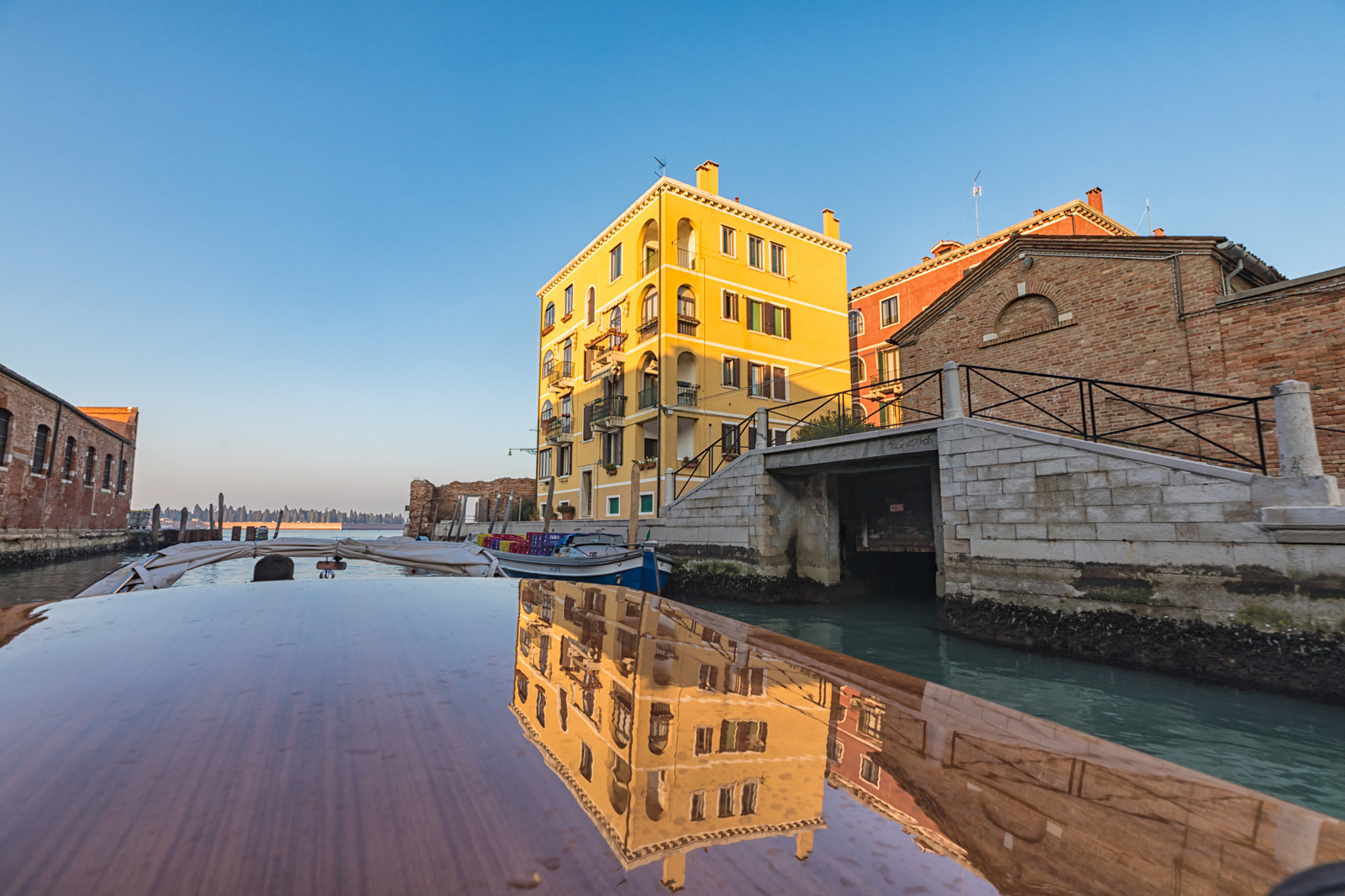 Canon EOS 5D Mark IV sample photo. Réflection on a boat roof photography