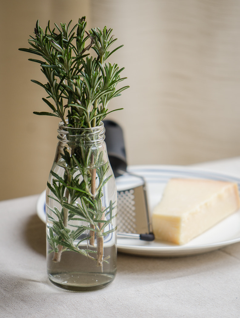 Nikon AF-S DX Micro-Nikkor 85mm F3.5G ED VR sample photo. Rosemary and parmesan photography