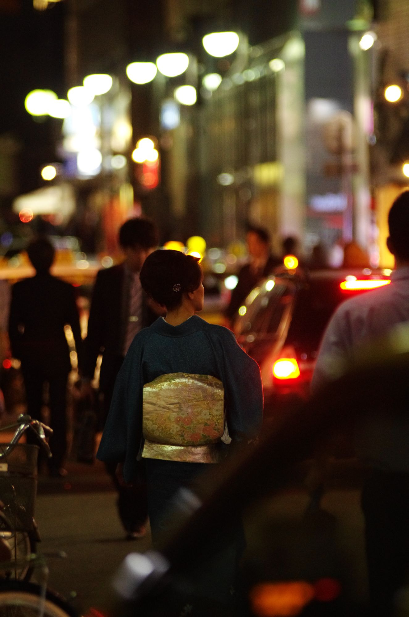 Pentax K-5 IIs + Sigma APO 70-200mm F2.8 EX sample photo. Butterfly at night photography