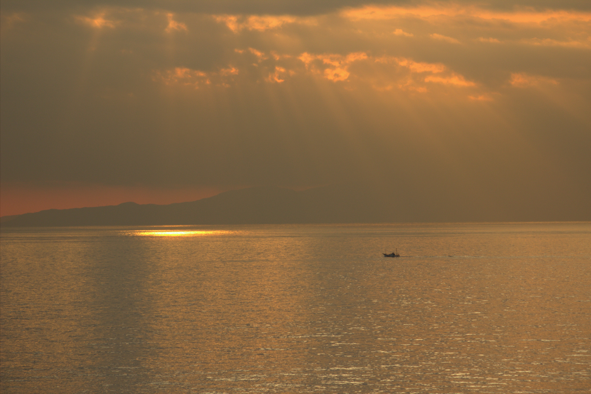 Canon EOS 600D (Rebel EOS T3i / EOS Kiss X5) + Canon EF 100-300mm F4.5-5.6 USM sample photo. A boat on sagami bay photography