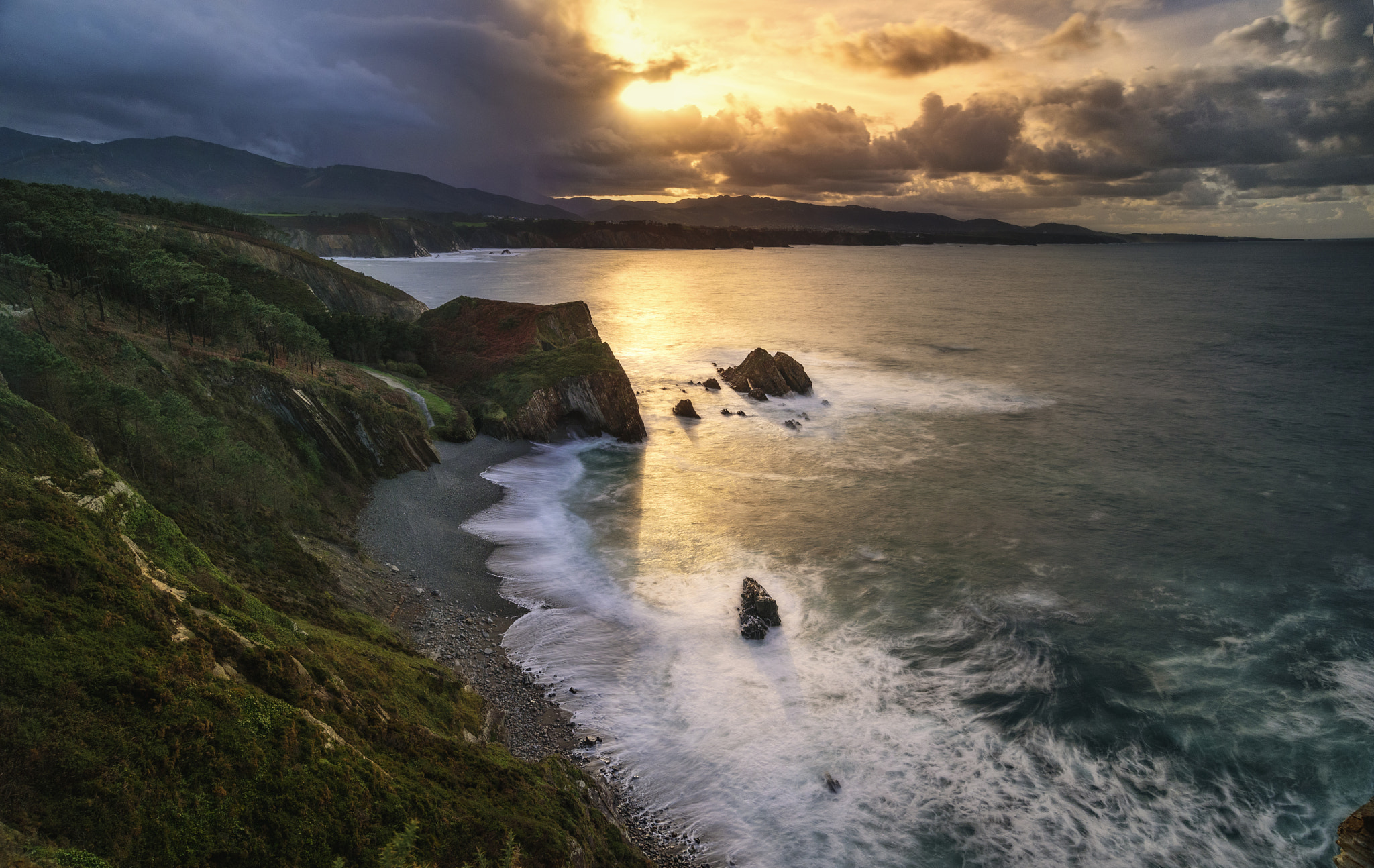 Nikon AF-S Nikkor 18-35mm F3.5-4.5G ED sample photo. Sun vs storm photography