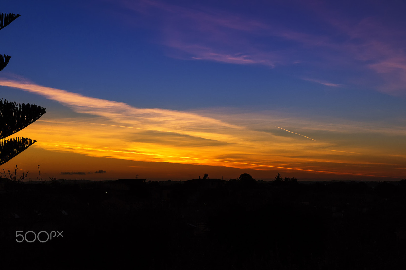 Canon EOS 100D (EOS Rebel SL1 / EOS Kiss X7) + Canon EF 40mm F2.8 STM sample photo. Red horizon photography