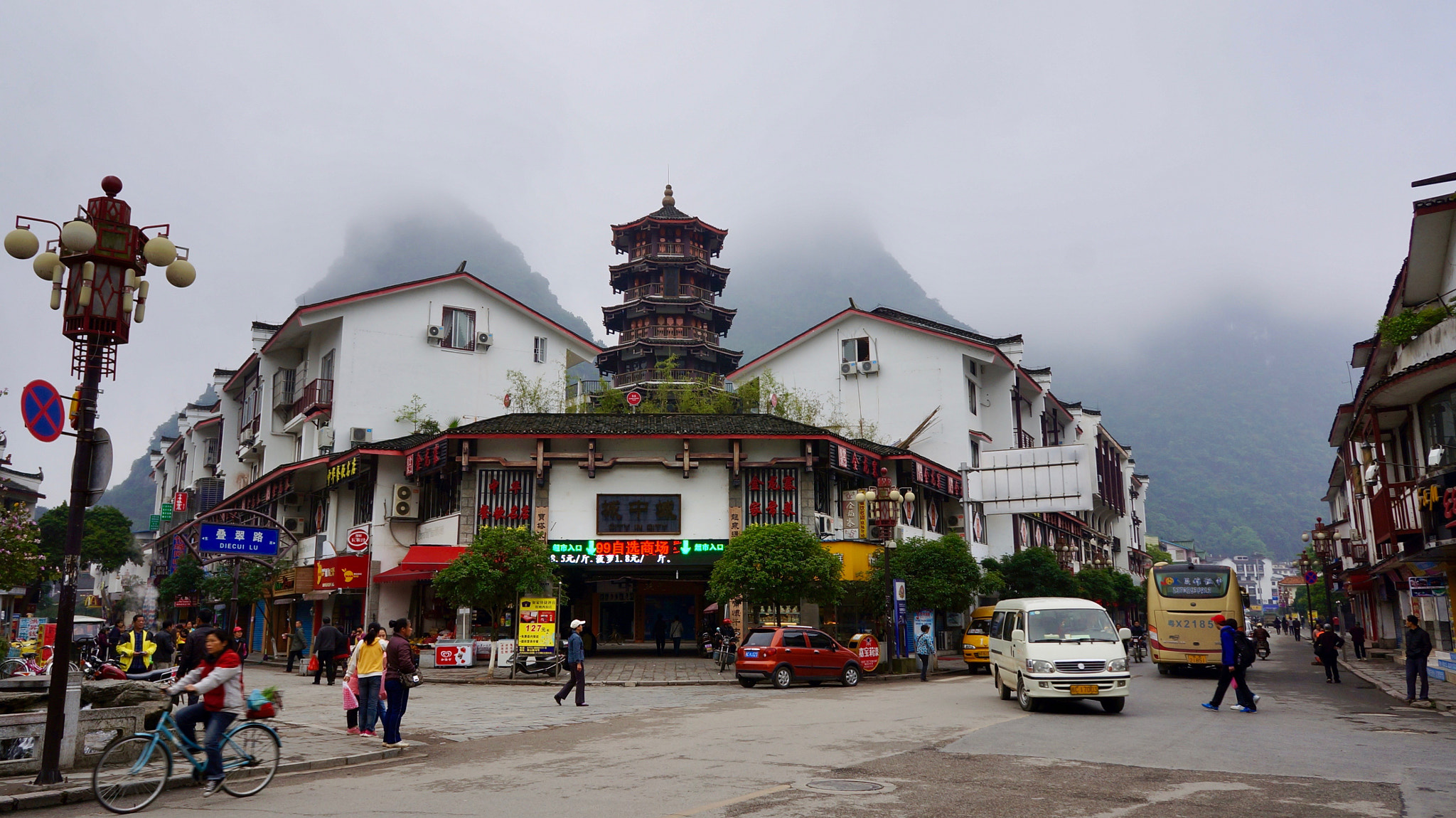 Sony Alpha NEX-5N + Sony E 16mm F2.8 sample photo. Streets of yangshuo 陽朔，廣西 guangxi, china photography