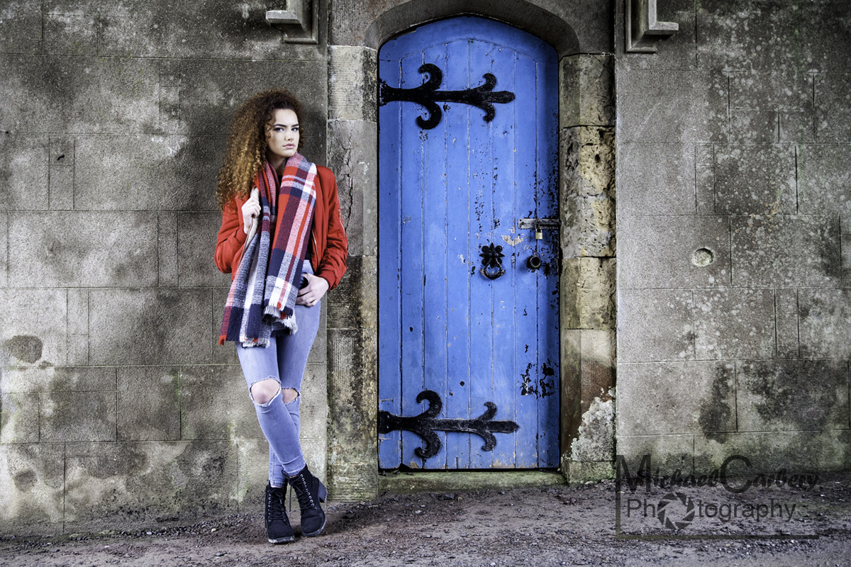 Canon EOS 5D sample photo. Waiting by the door photography