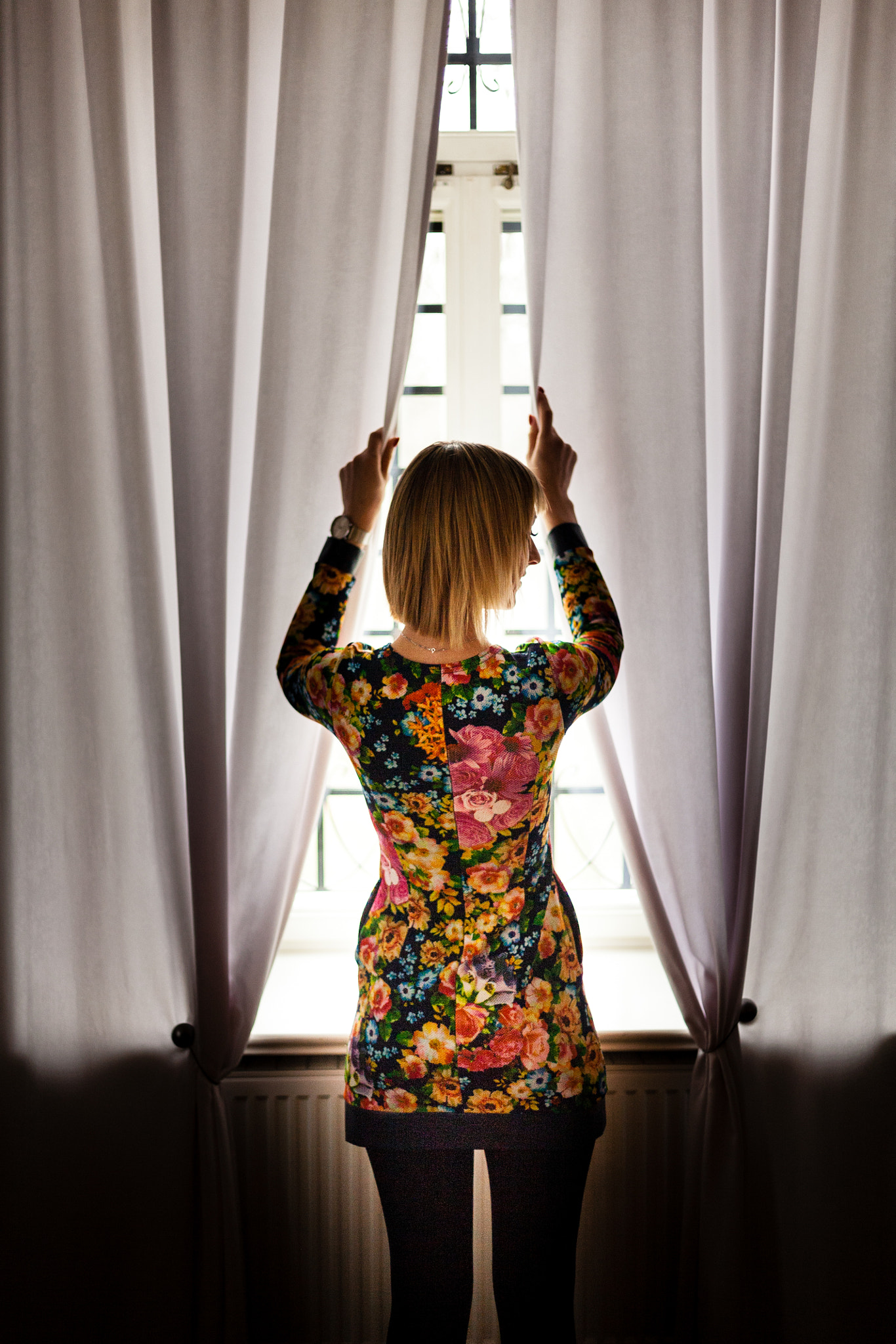 Canon EOS 5D + Canon EF 50mm F1.8 II sample photo. Looking through the window photography