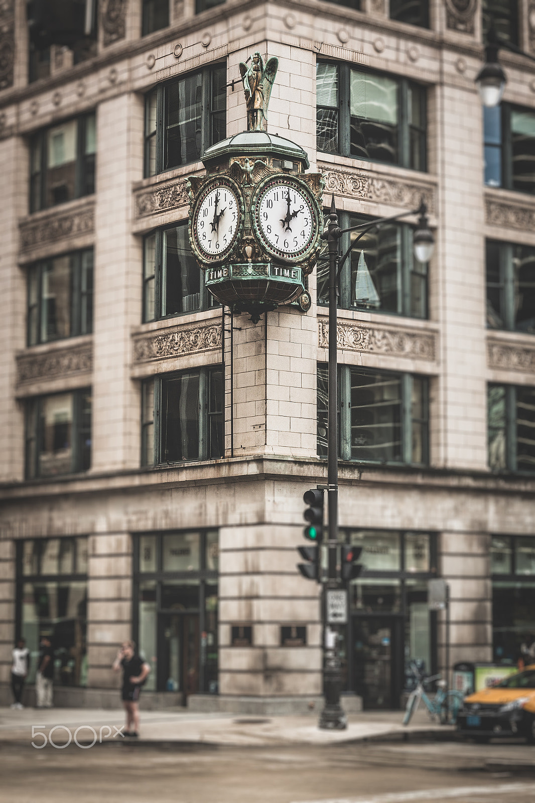 Canon EOS 500D (EOS Rebel T1i / EOS Kiss X3) sample photo. Marshall field's clock photography