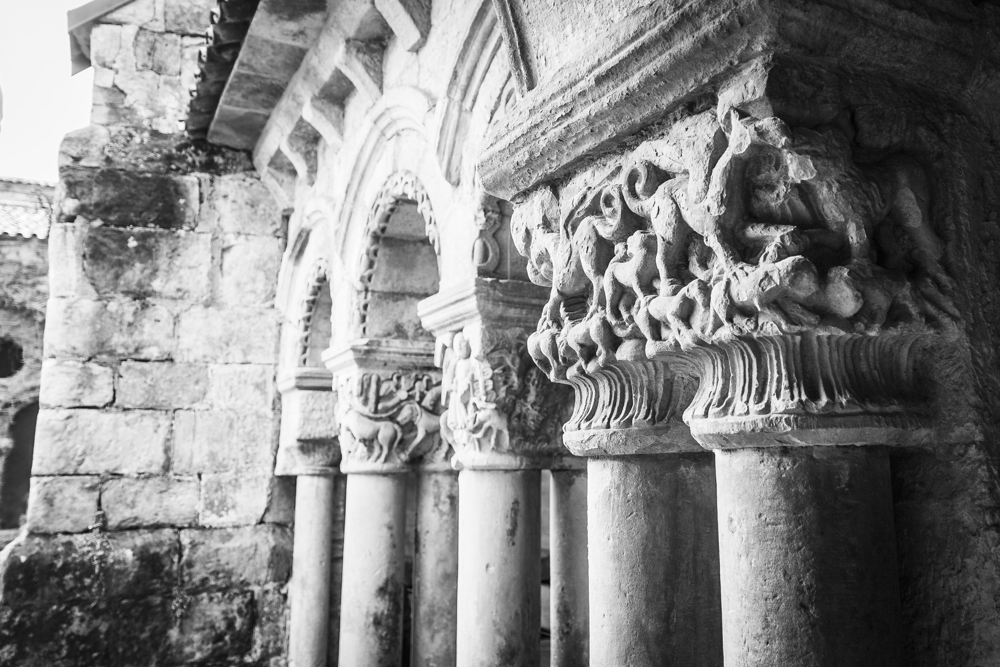 Canon EF-S 17-55mm F2.8 IS USM sample photo. Cloister colegiata santillana del mar photography