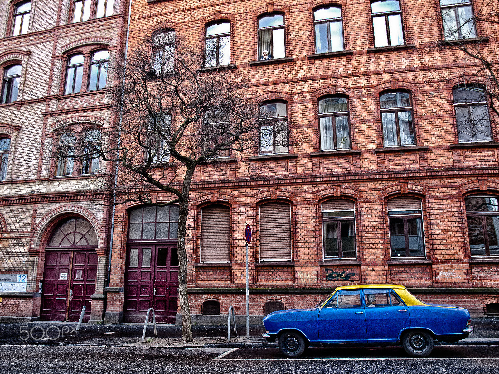 Olympus E-520 (EVOLT E-520) + OLYMPUS 14-42mm Lens sample photo. Blue and yellow car photography