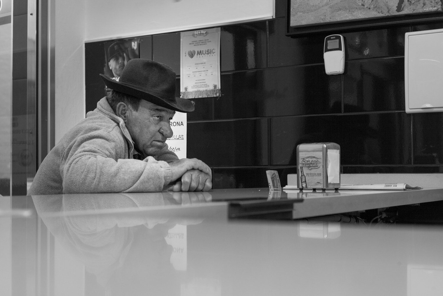 Summicron-M 1:2/28 ASPH. sample photo. Man at the bar photography