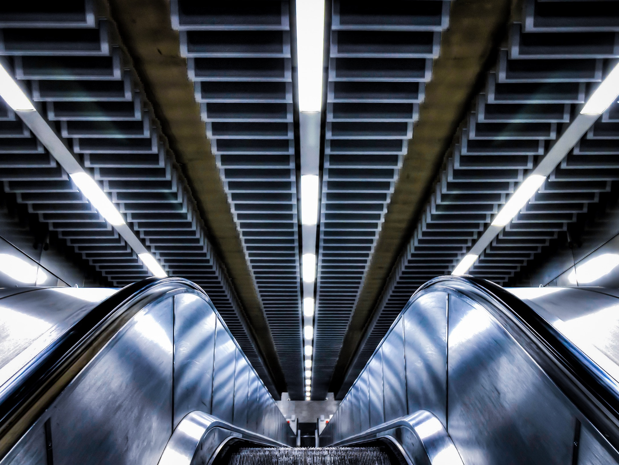 Canon EOS 750D (EOS Rebel T6i / EOS Kiss X8i) sample photo. Tottenham court road tube station photography