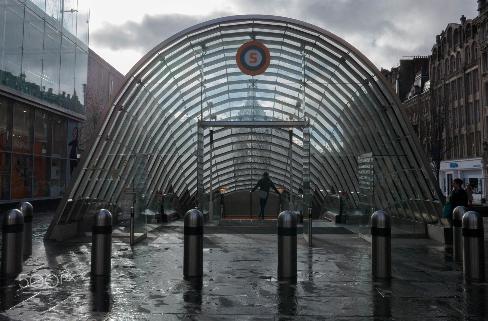 Panasonic Lumix DMC-G7 + Panasonic Lumix G 14mm F2.5 ASPH sample photo. Subway station in glasgow photography