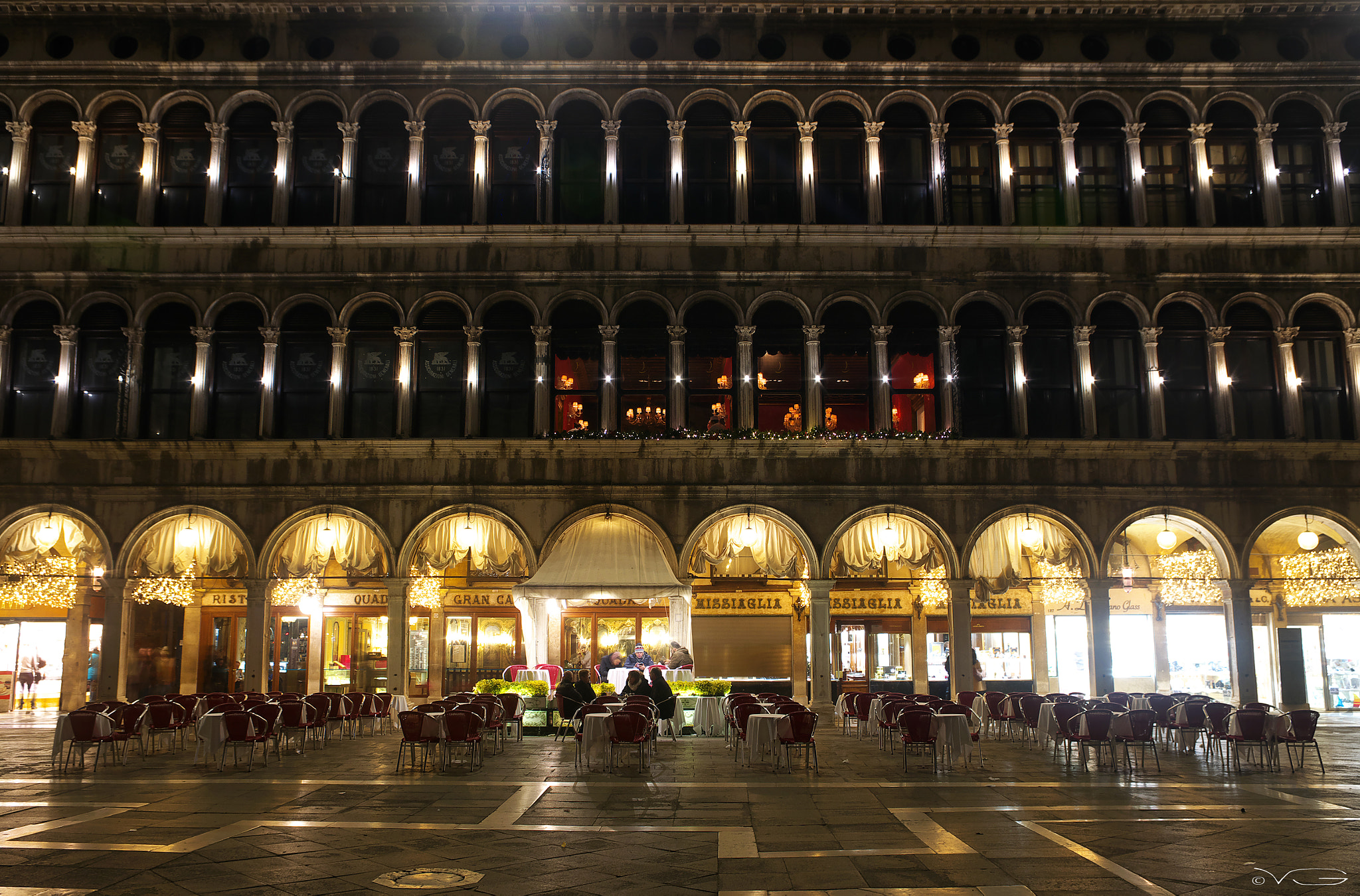 Pentax K-5 + Pentax smc DA 18-55mm F3.5-5.6 AL WR sample photo. Venice at the night - san marco photography