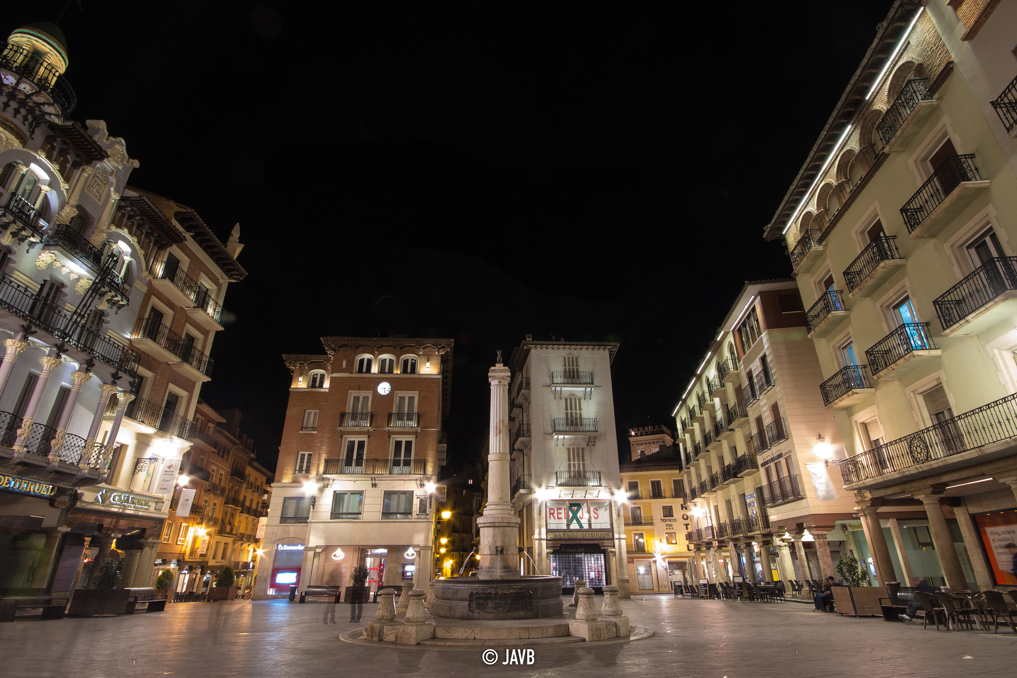 Canon EOS 600D (Rebel EOS T3i / EOS Kiss X5) + Sigma 10-20mm F4-5.6 EX DC HSM sample photo. Plaza del torico en teruel.  photography