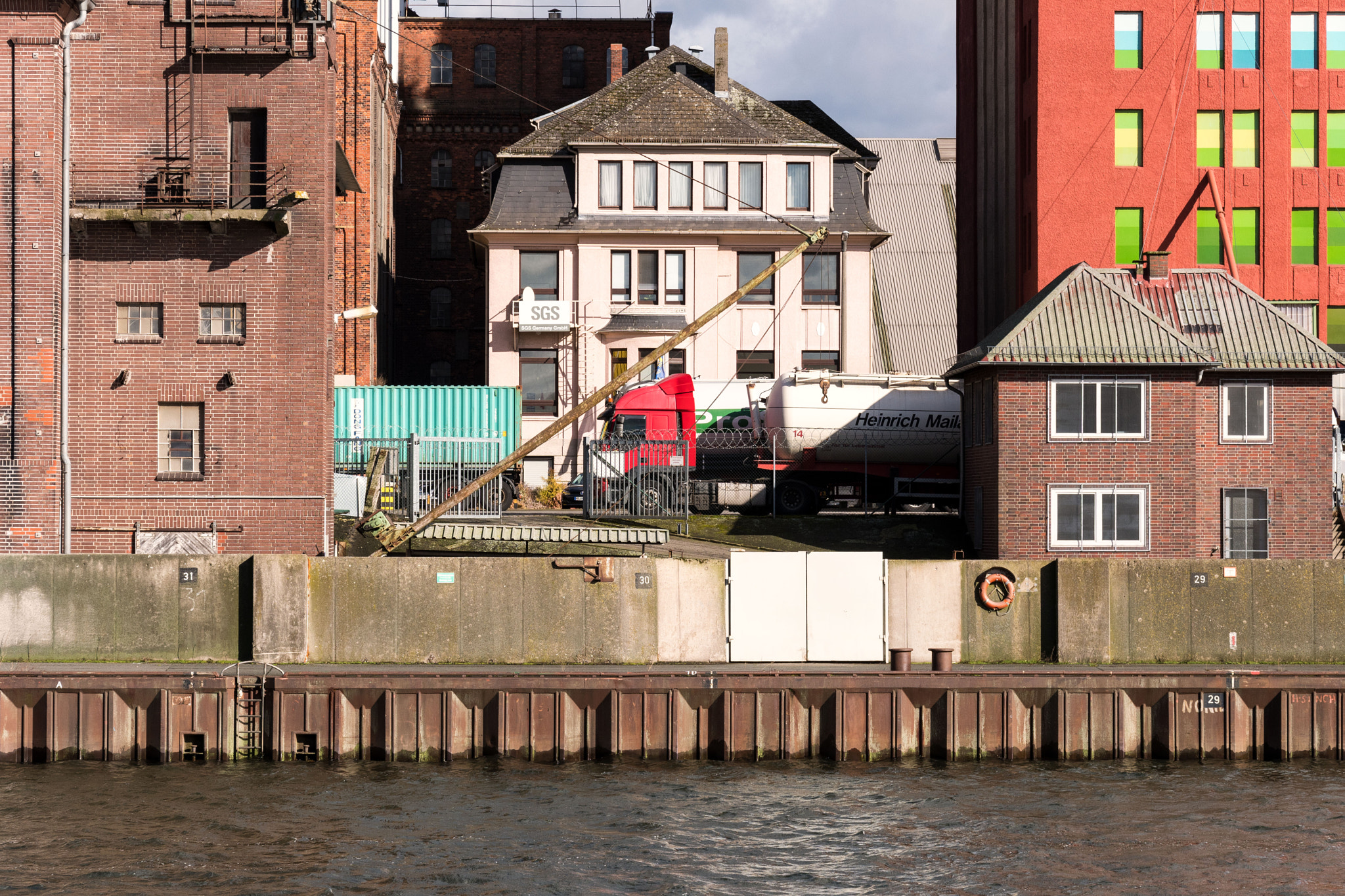 Nikon D500 sample photo. The house in between. photography