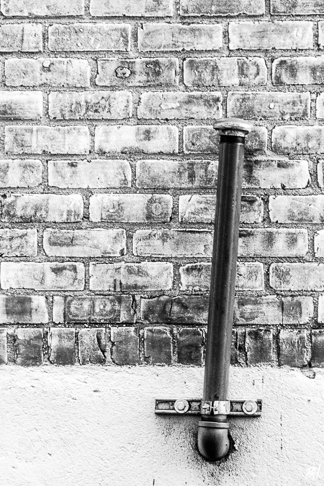 Canon EOS 700D (EOS Rebel T5i / EOS Kiss X7i) + Tamron AF 18-200mm F3.5-6.3 XR Di II LD Aspherical (IF) Macro sample photo. Black and white pipe in ny photography