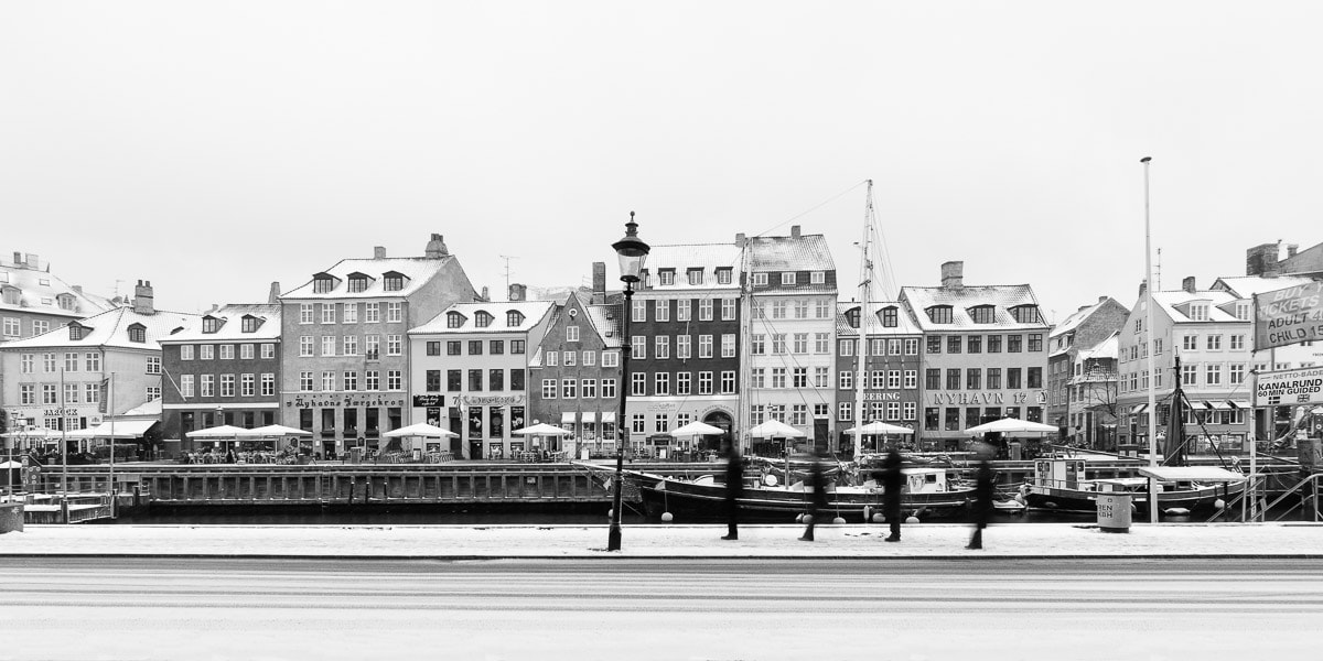 Sony a6000 + Sony E 10-18mm F4 OSS sample photo. Gang of tourists photography