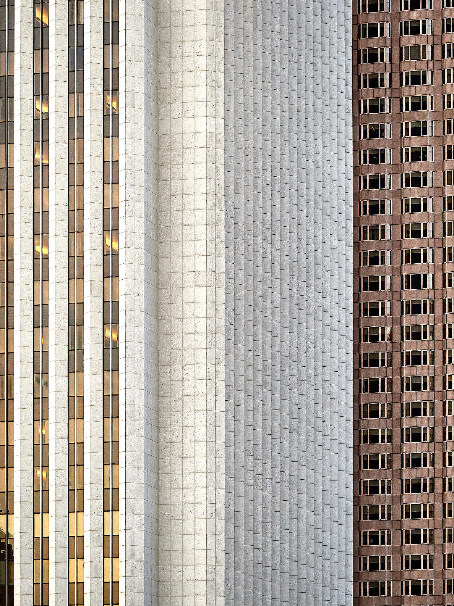 Olympus OM-D E-M1 Mark II + Panasonic Lumix G X Vario 35-100mm F2.8 OIS sample photo. Chicago building architecture photography