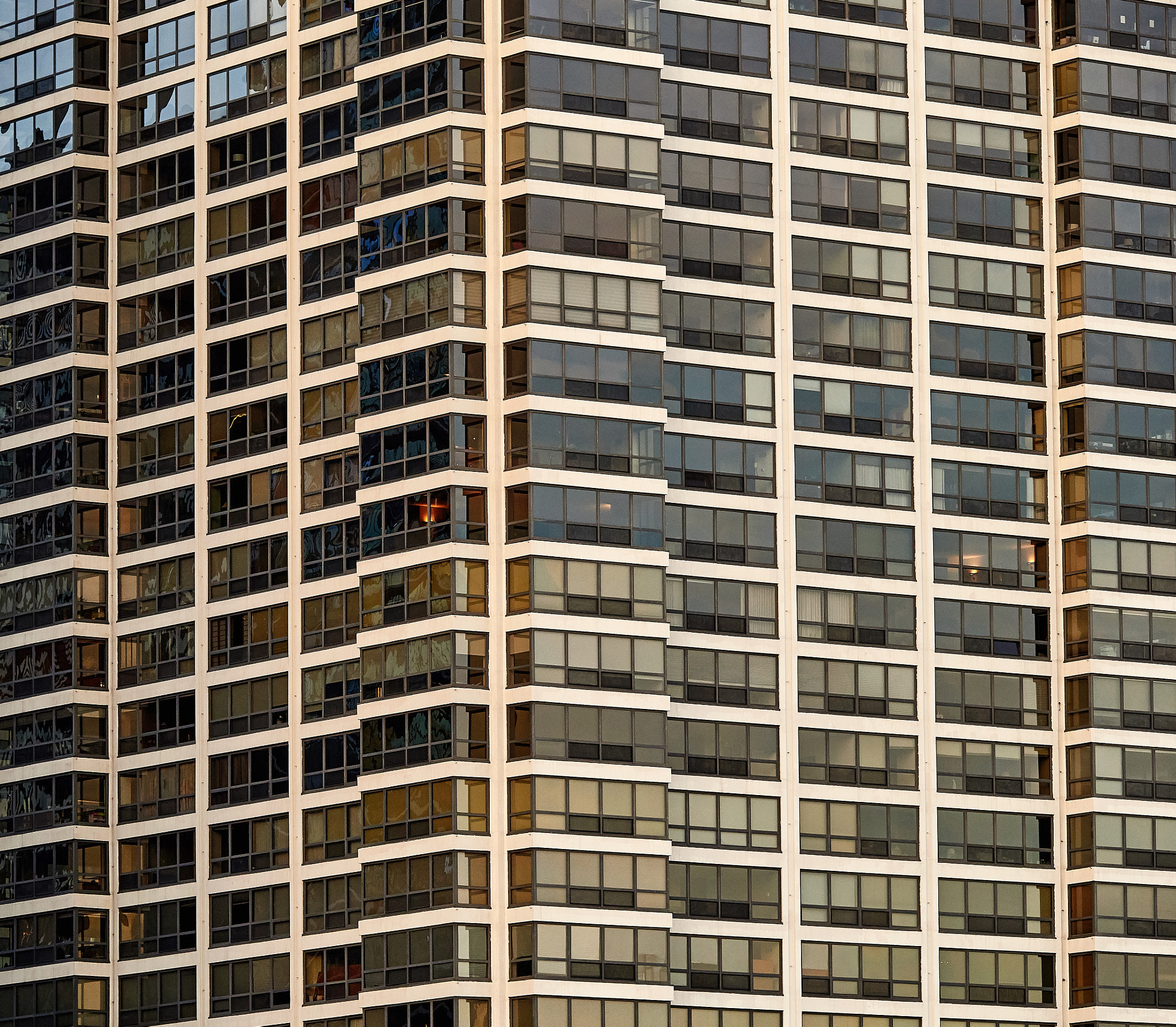 Olympus OM-D E-M1 Mark II + Panasonic Lumix G X Vario 35-100mm F2.8 OIS sample photo. Chicago building architecture photography