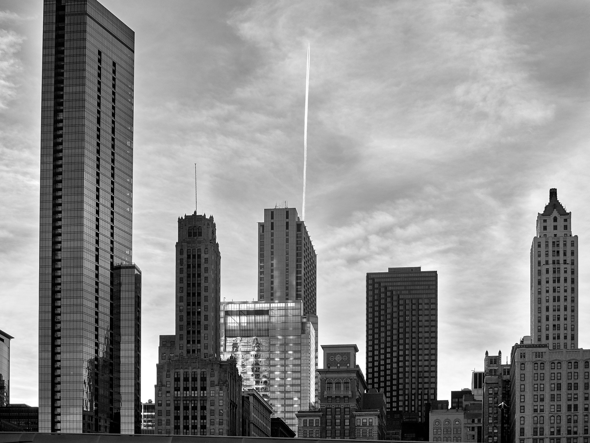 Olympus OM-D E-M1 Mark II + Panasonic Lumix G X Vario 35-100mm F2.8 OIS sample photo. Chicago building architecture photography