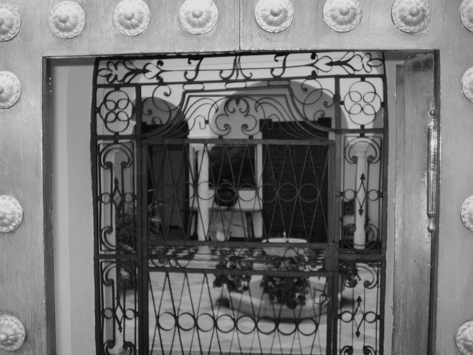 Canon DIGITAL IXUS I sample photo. Pretty front gate - spain photography