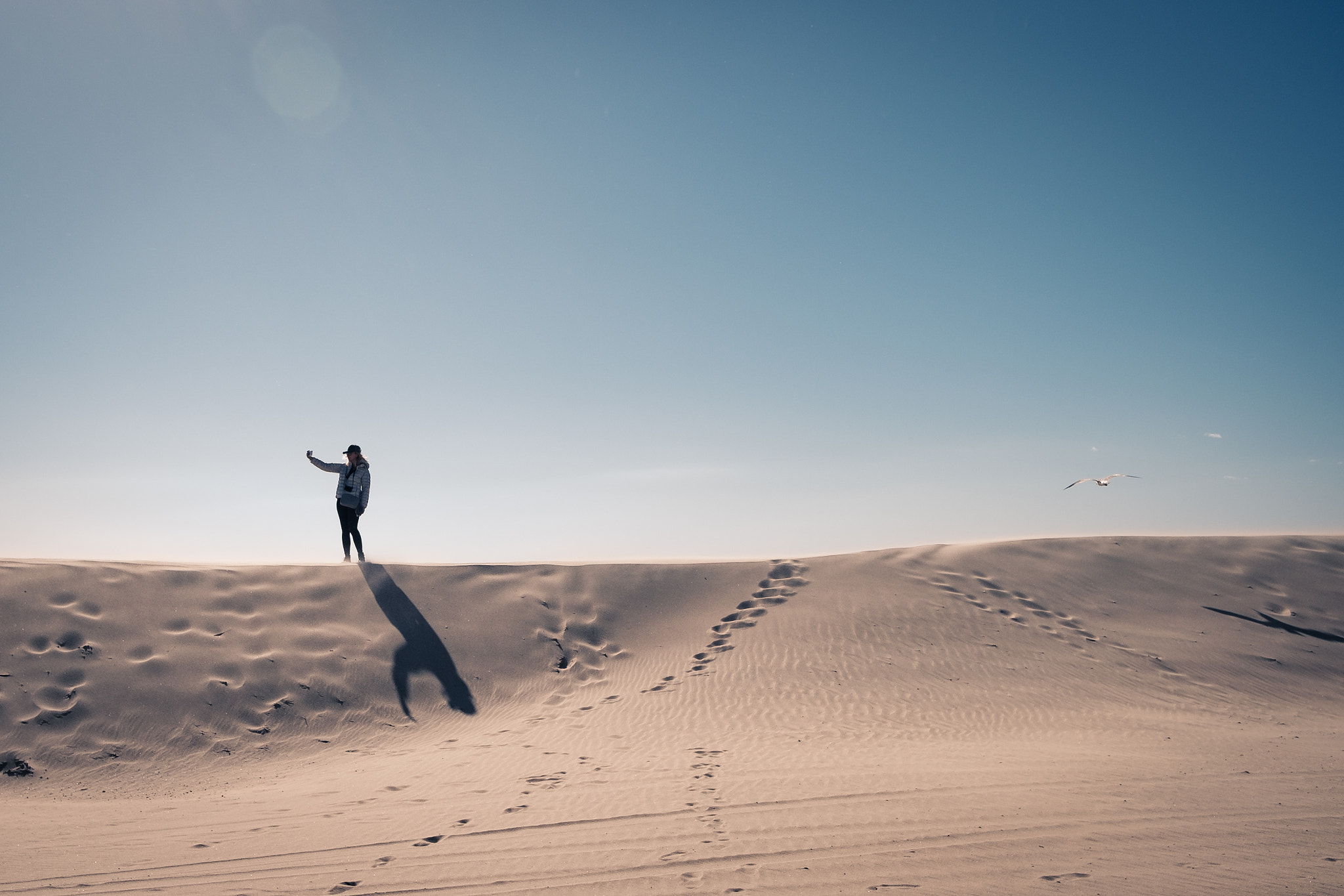 Fujifilm X-T2 + Fujifilm XF 23mm F2 R WR sample photo. Blue sky, sand, and the wind photography