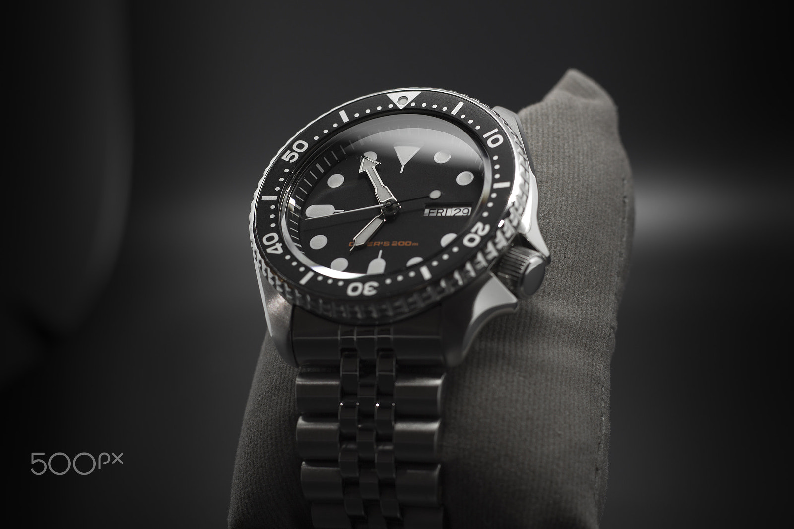 Canon EOS 600D (Rebel EOS T3i / EOS Kiss X5) + Canon EF 50mm F1.8 STM sample photo. Diver watch photography