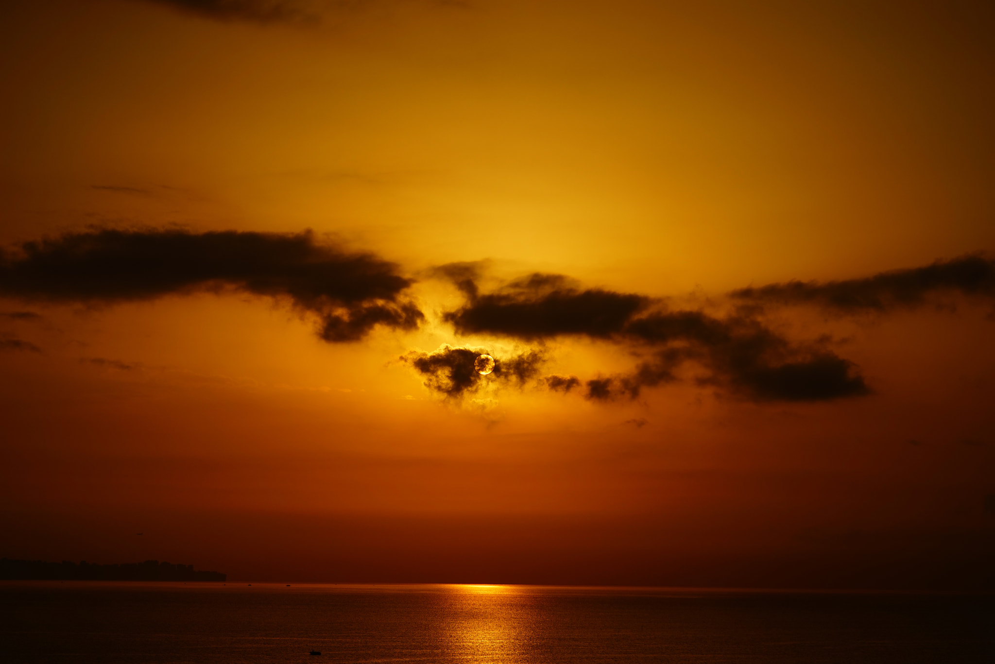 Sony a7R + Sony FE 24-240mm F3.5-6.3 OSS sample photo. Golden sky&sea photography