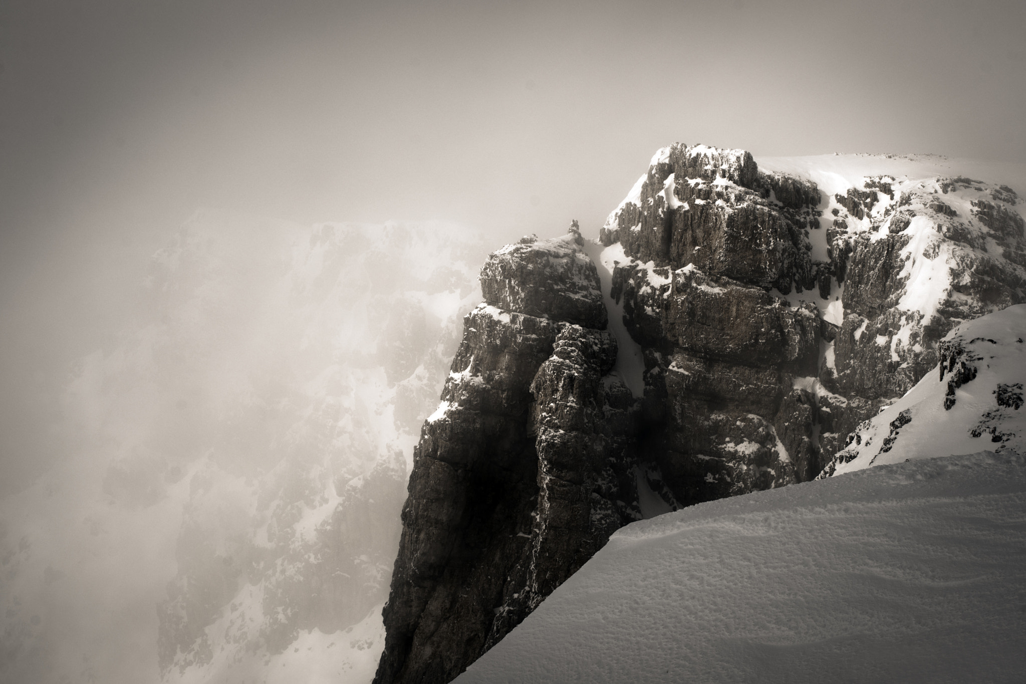 Sony Alpha DSLR-A900 + Minolta/Sony AF 70-200mm F2.8 G sample photo. Snow, peak and clouds photography