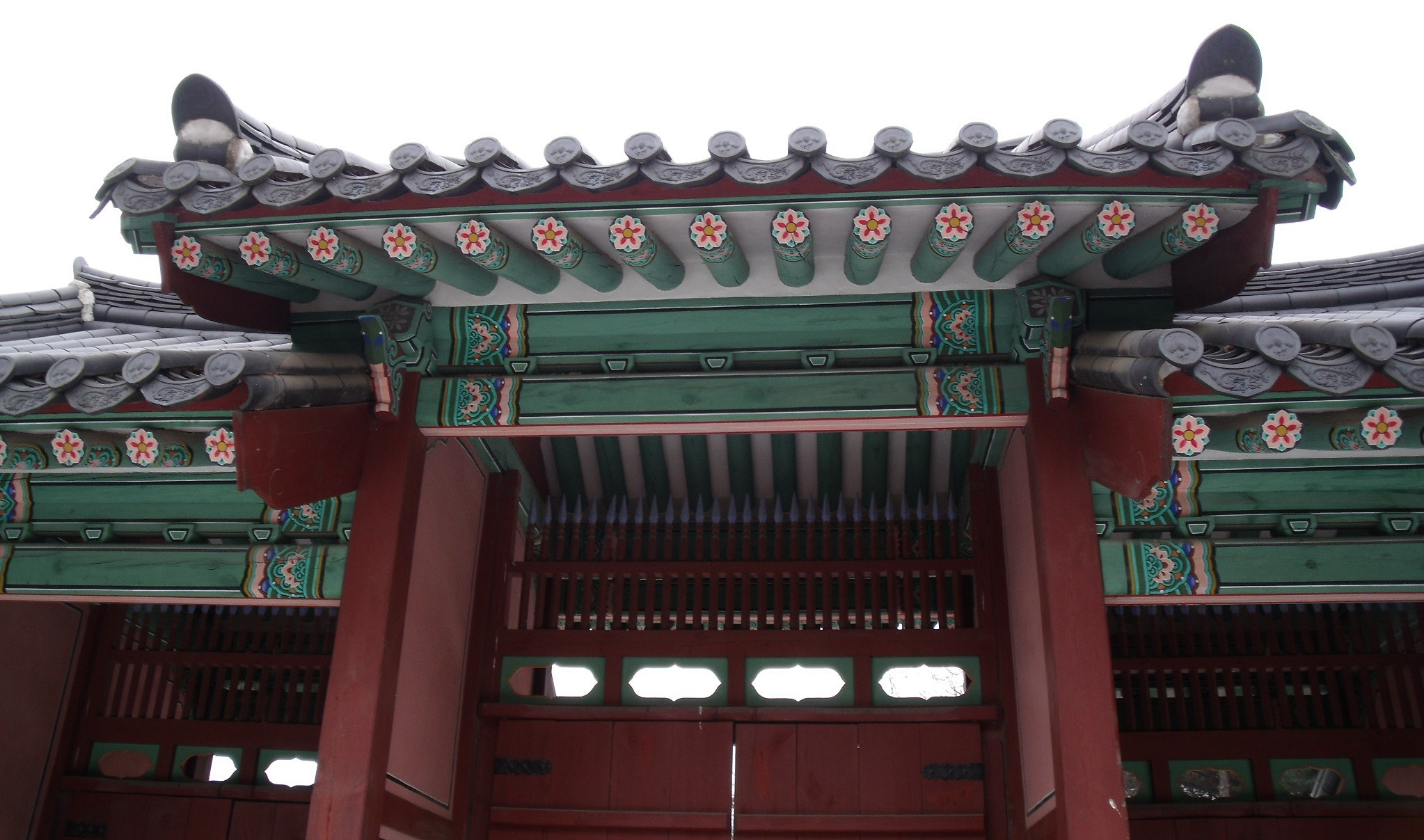 Fujifilm FinePix J110W sample photo. A little gate in gyeonghuigung palace photography