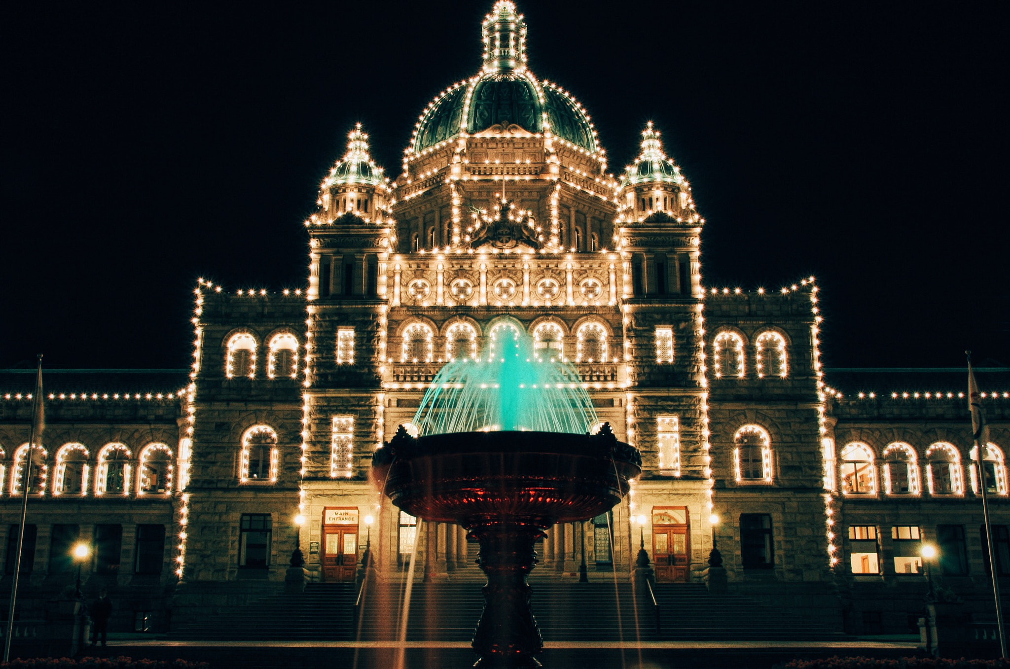 Canon EOS 400D (EOS Digital Rebel XTi / EOS Kiss Digital X) sample photo. Glittering b.c. legislature photography