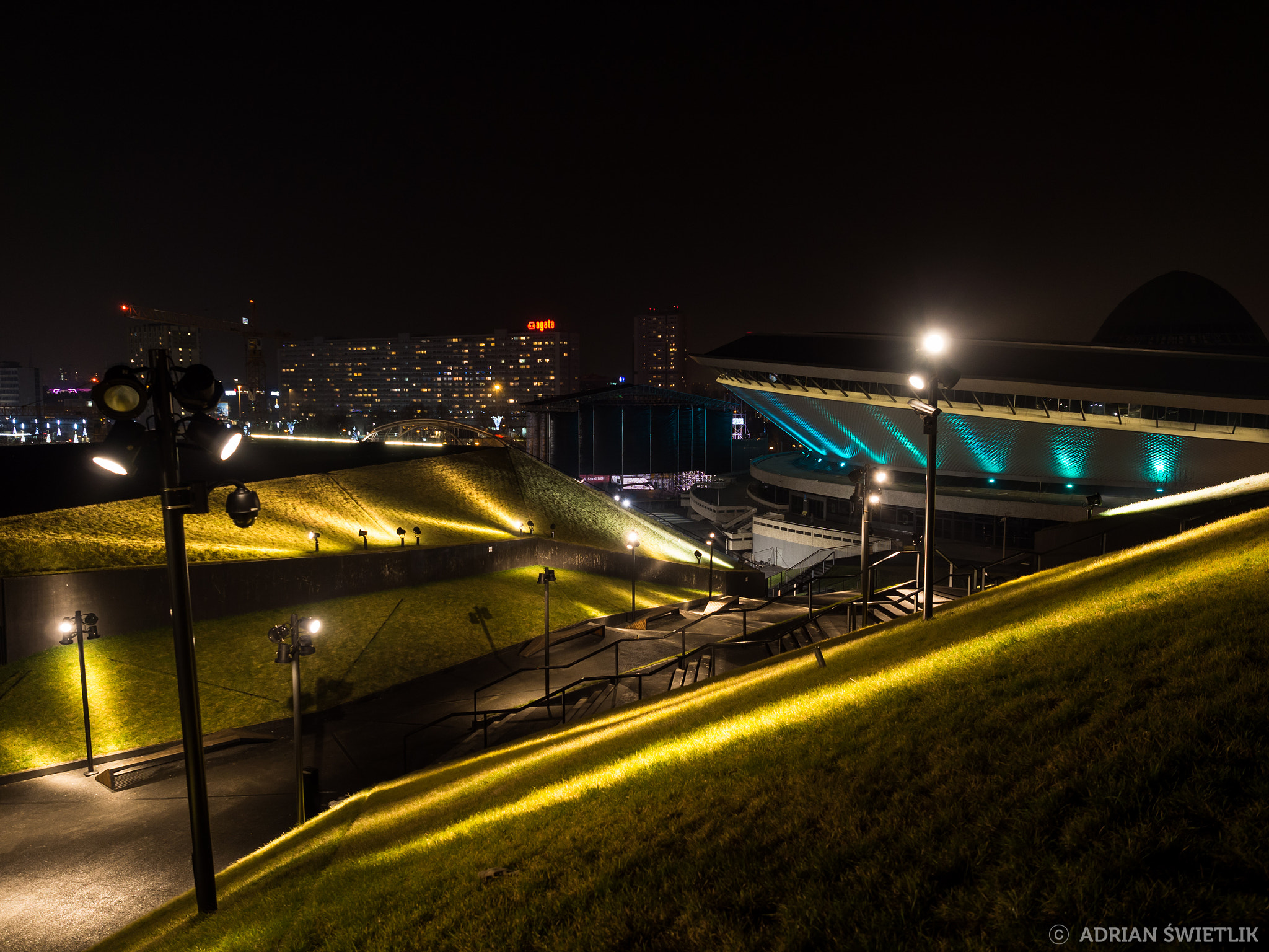 Olympus OM-D E-M10 II + Olympus M.Zuiko Digital ED 12-40mm F2.8 Pro sample photo. Katowice at night photography